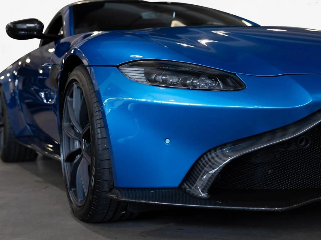 Aston Martin-V8 Vantage-image-13