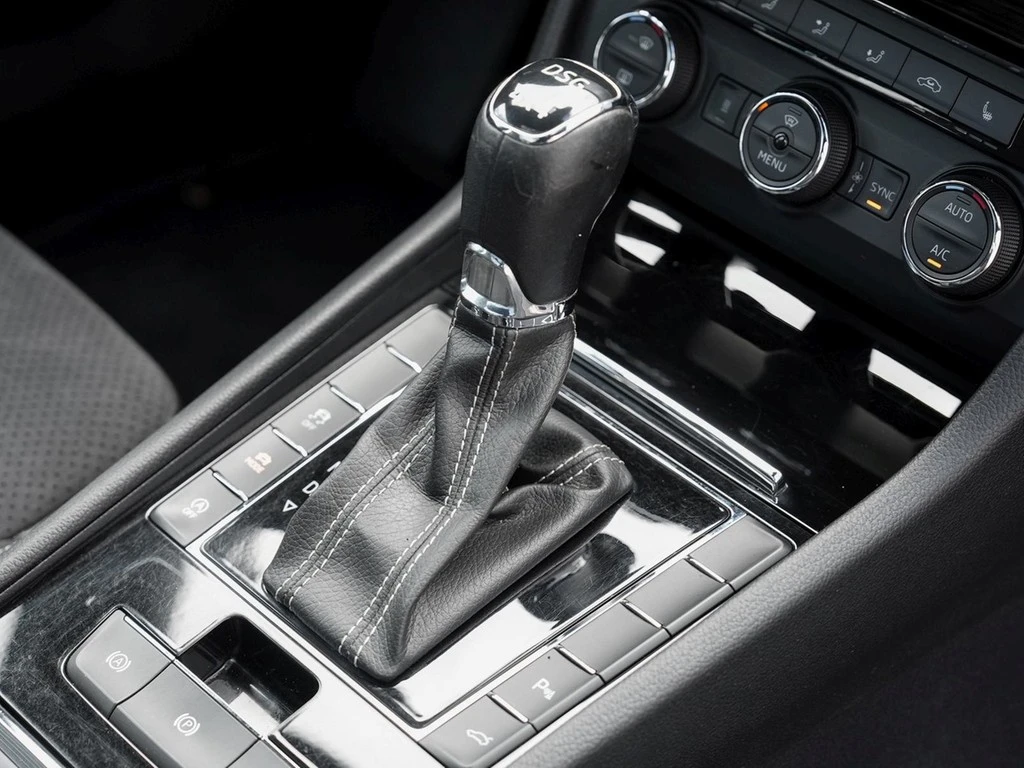 Škoda Superb Combi 2.0 TSI DSG 4x4 Sportline *Xenon*Panorma*AHK*el. Heckklappe*Standheizung*Soundsystem*PD