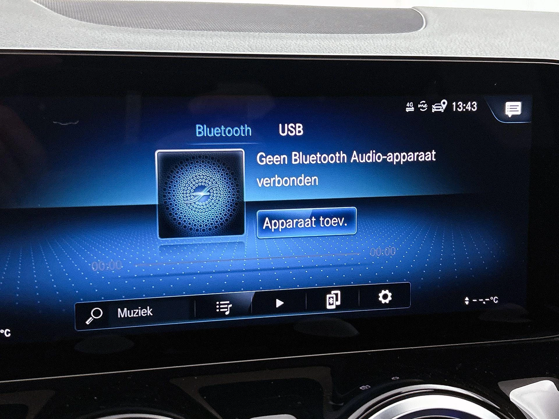 Mercedes-Benz-GLA-image-16