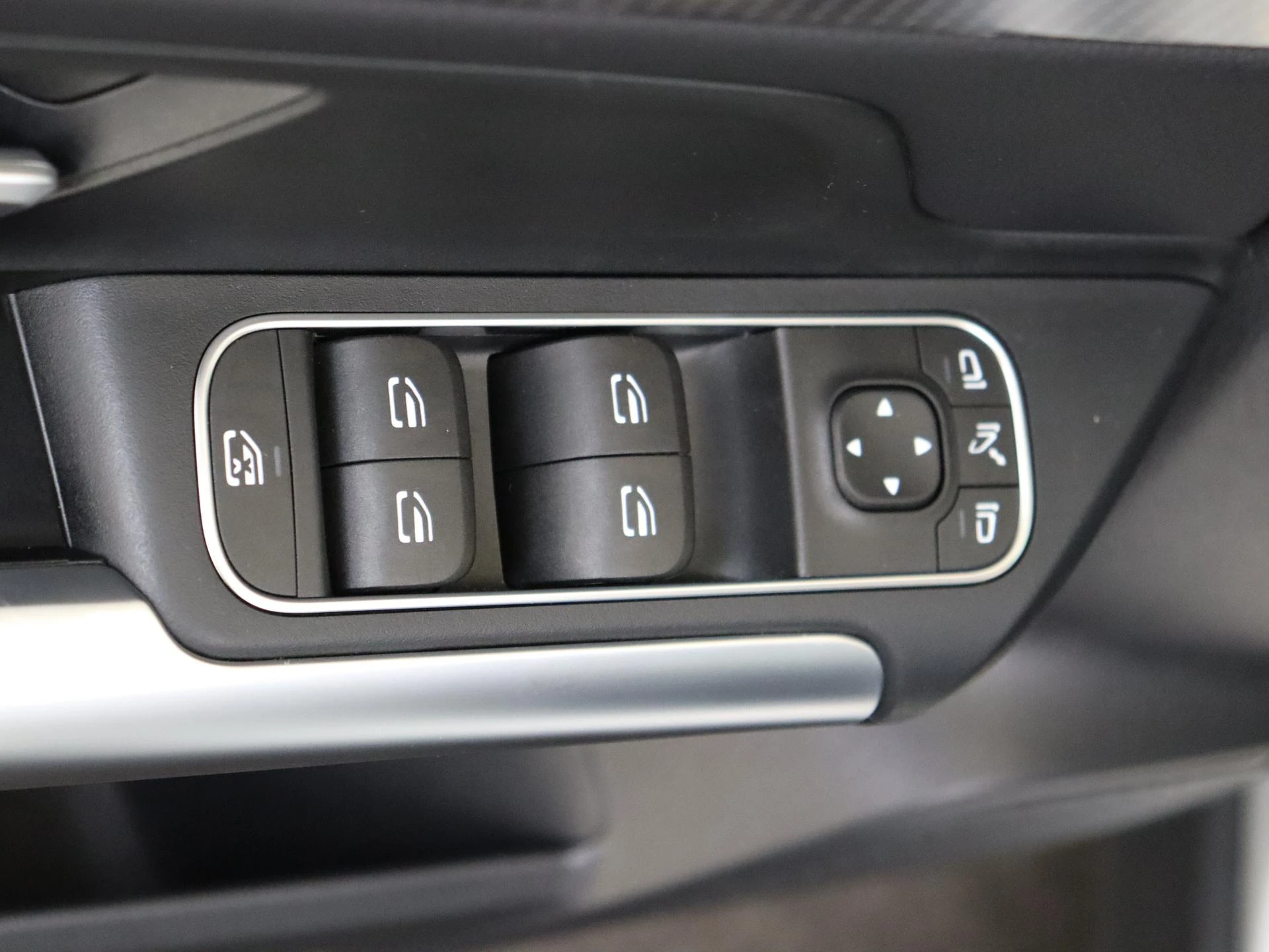 Mercedes-Benz-GLA-image-25
