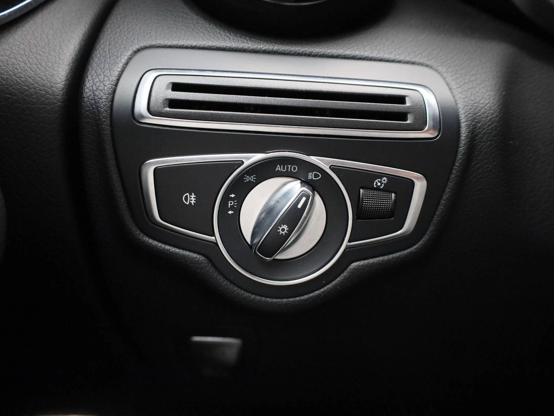 Mercedes-Benz-GLC-image-22