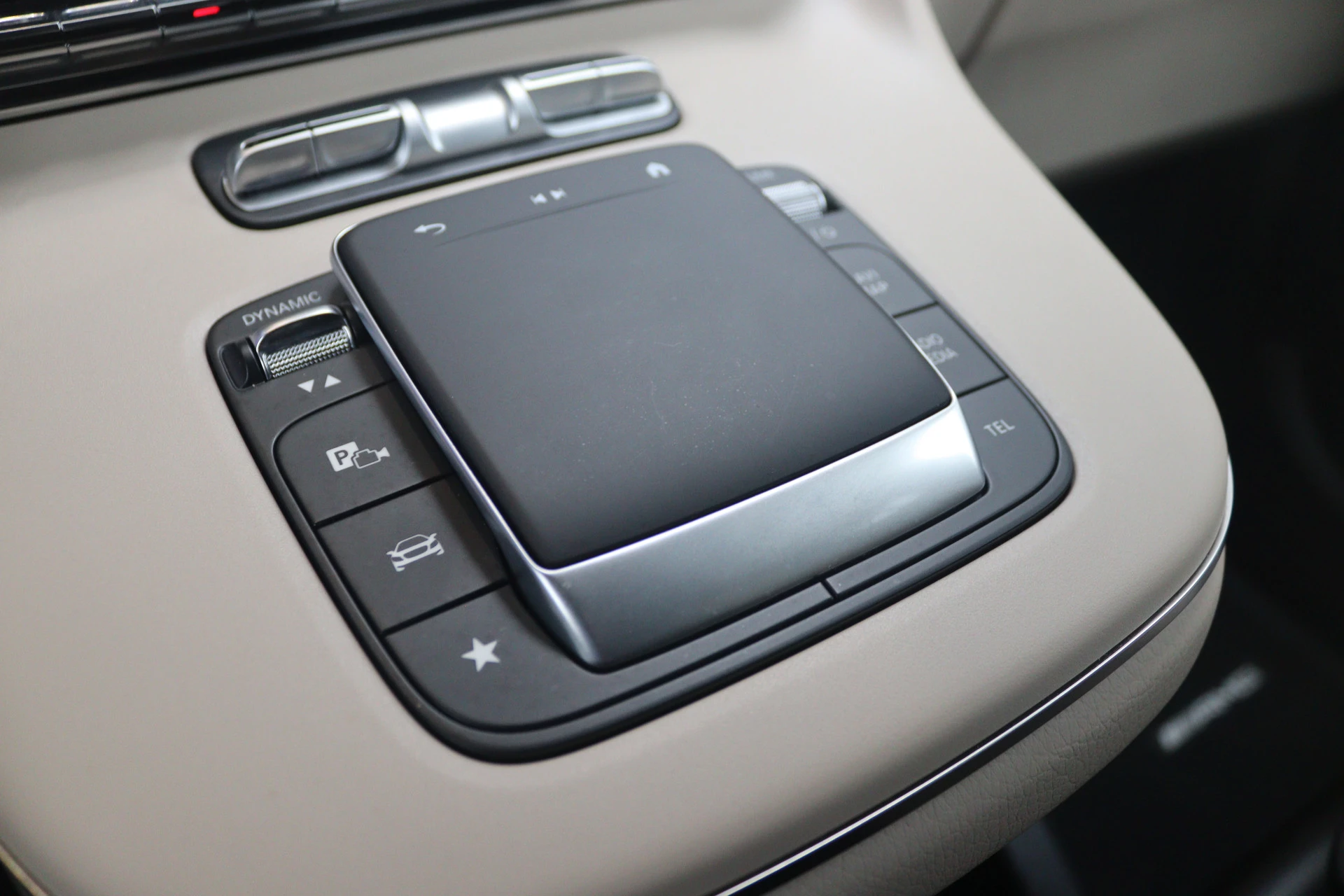 Mercedes-Benz-V-Klasse-image-18