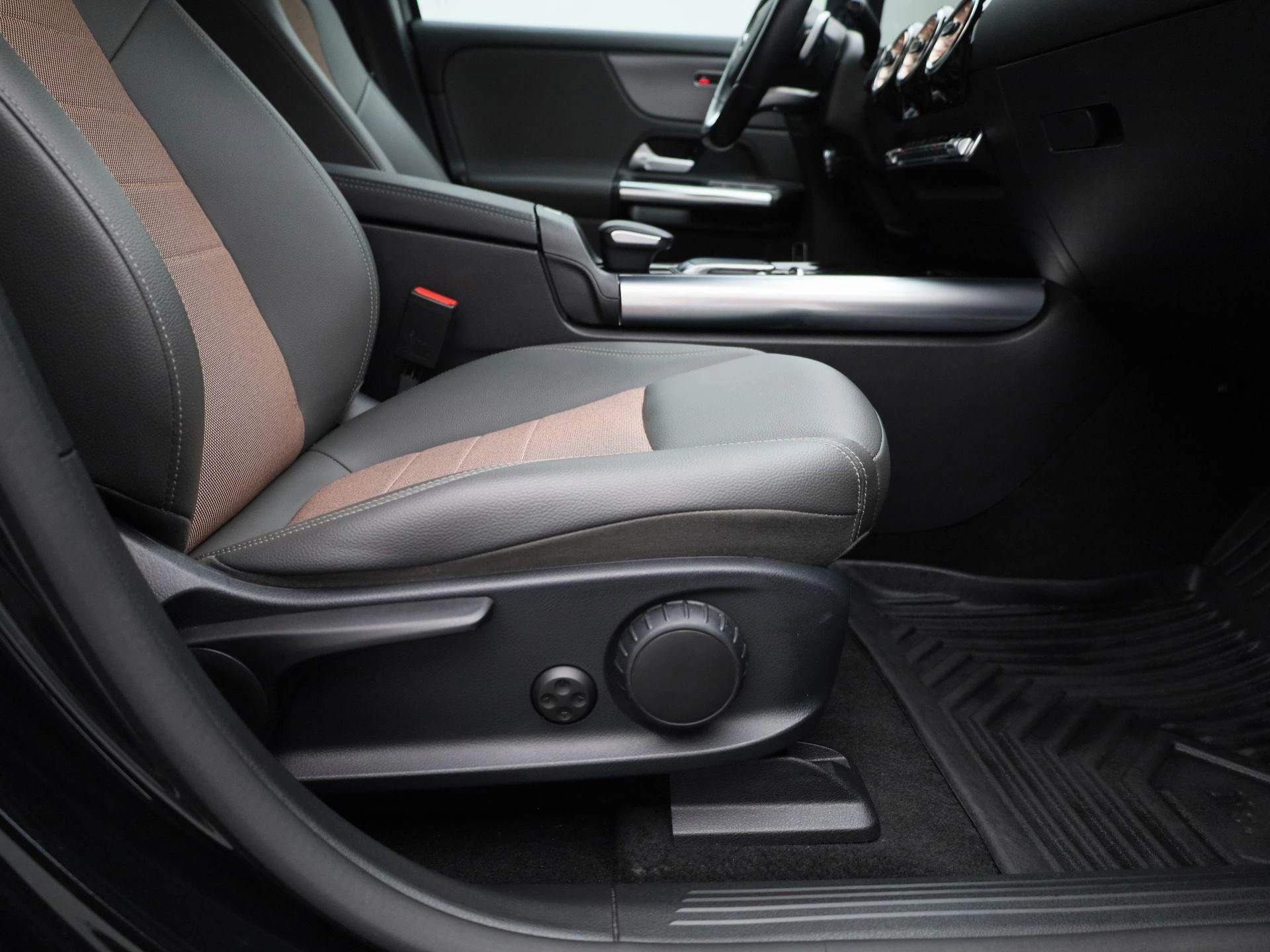 Mercedes-Benz-EQA-image-41