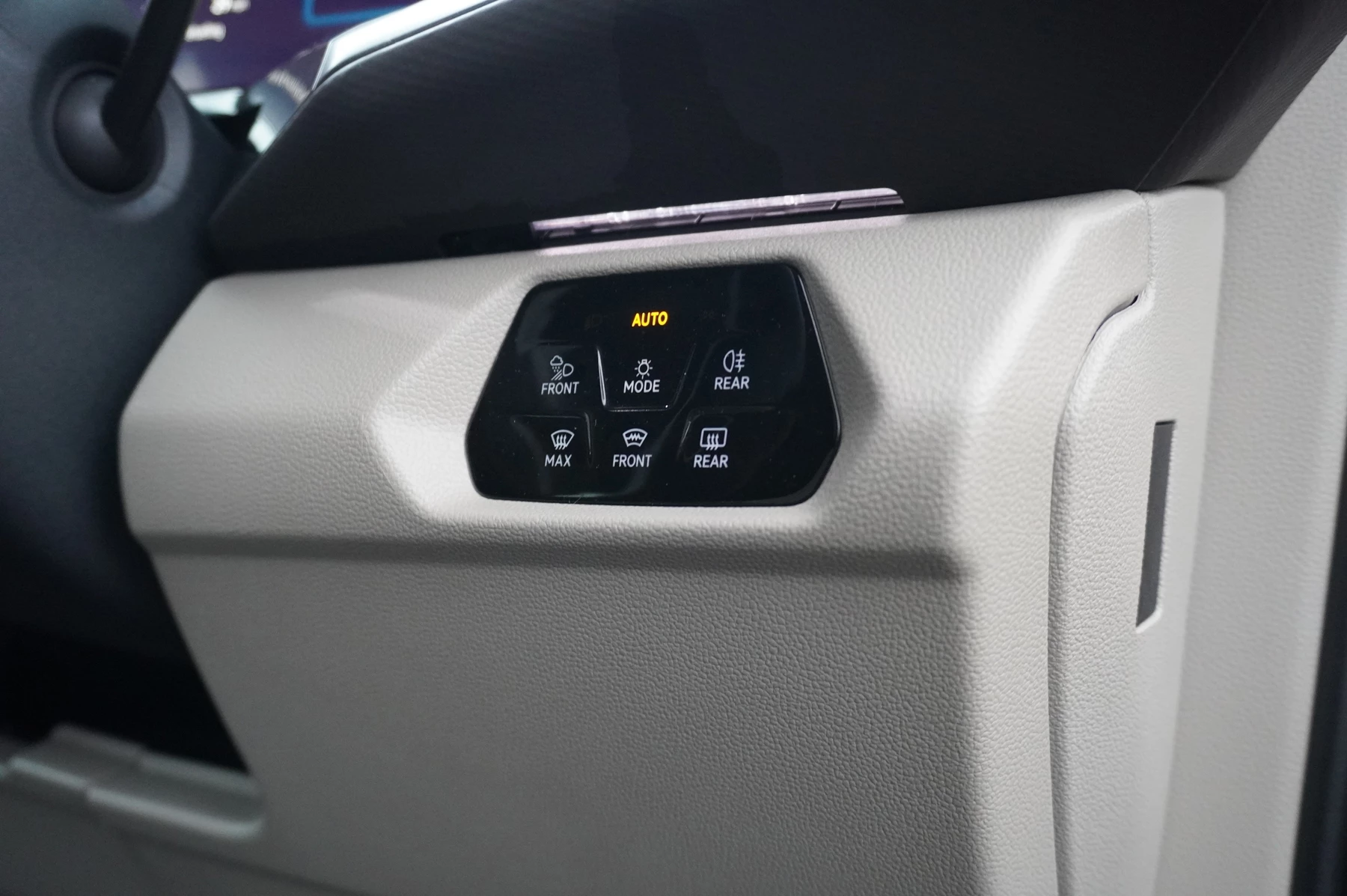 Volkswagen-Multivan-image-20