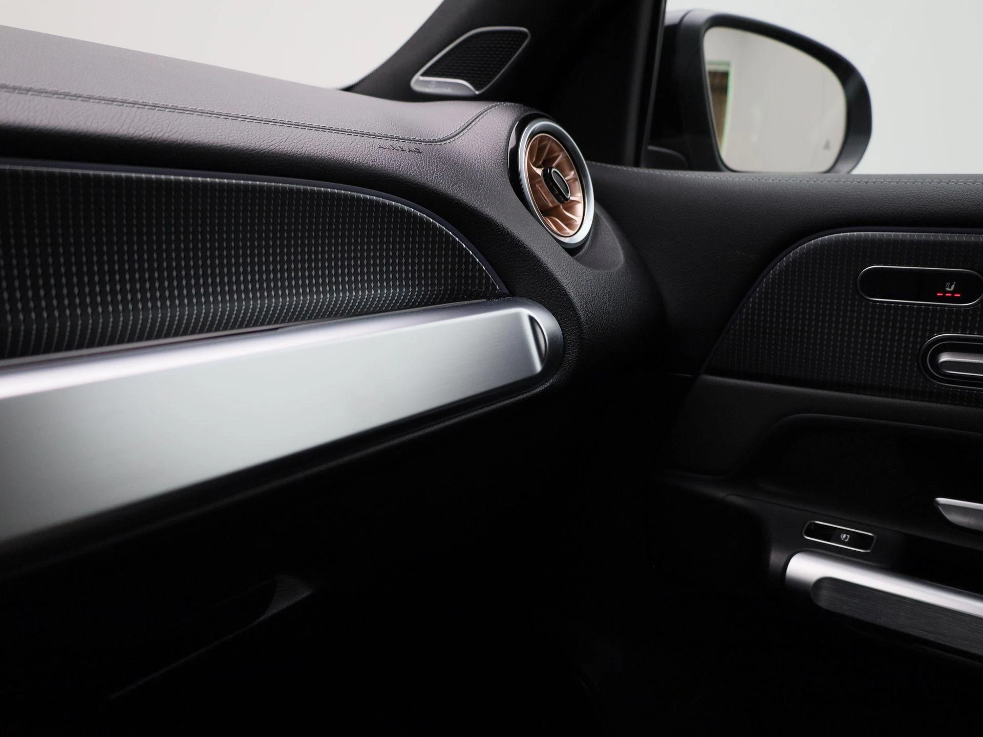 Mercedes-Benz-EQB-image-28