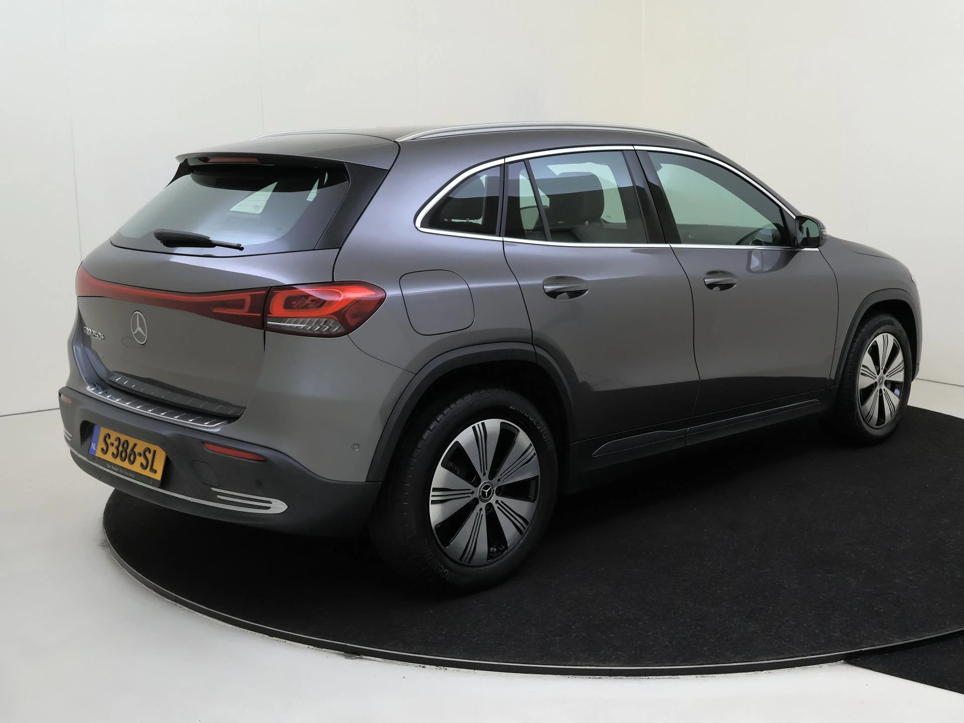 Mercedes-Benz-EQA-image-3