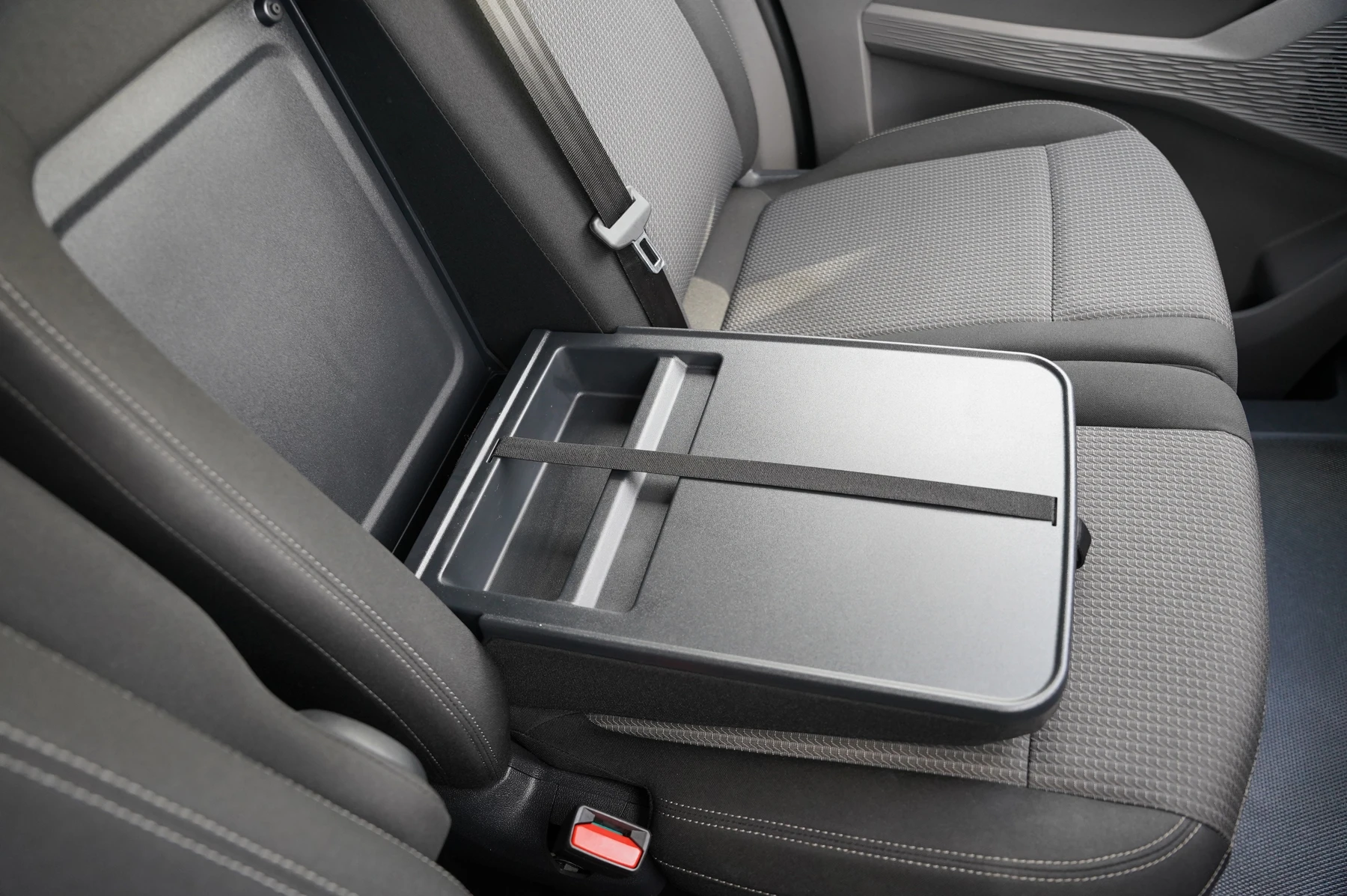 Volkswagen-Transporter-image-25