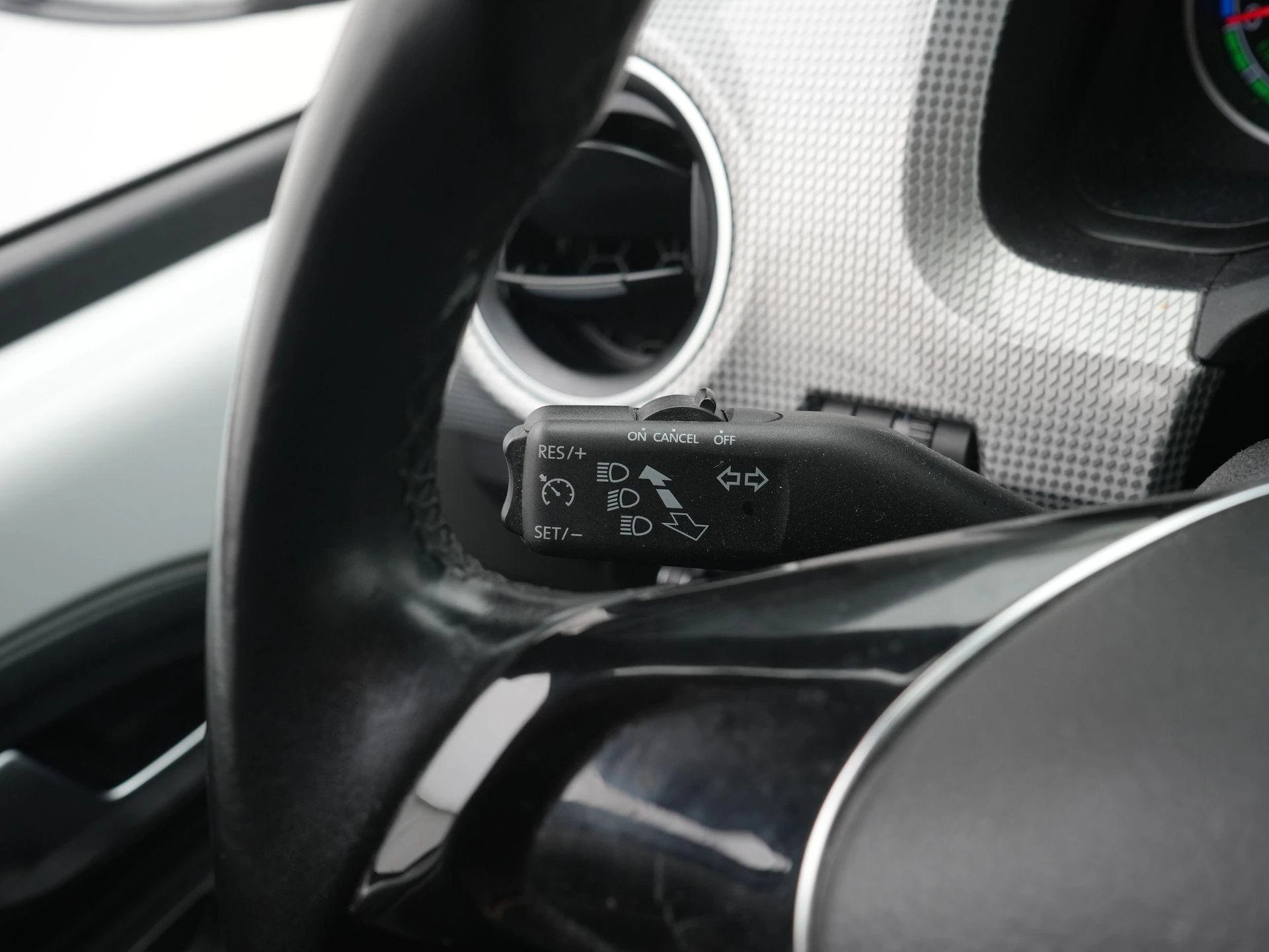 Volkswagen-e-up!-image-18