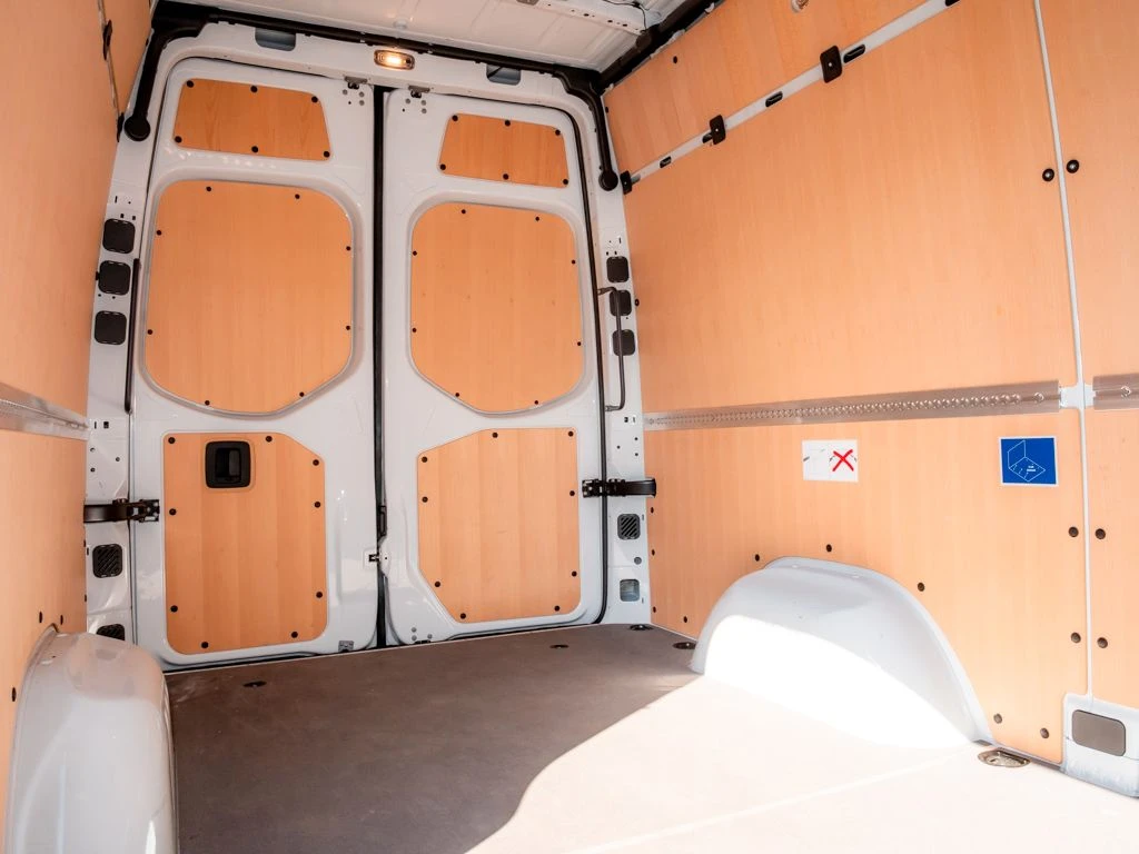 Mercedes-Benz-eSprinter-image-11
