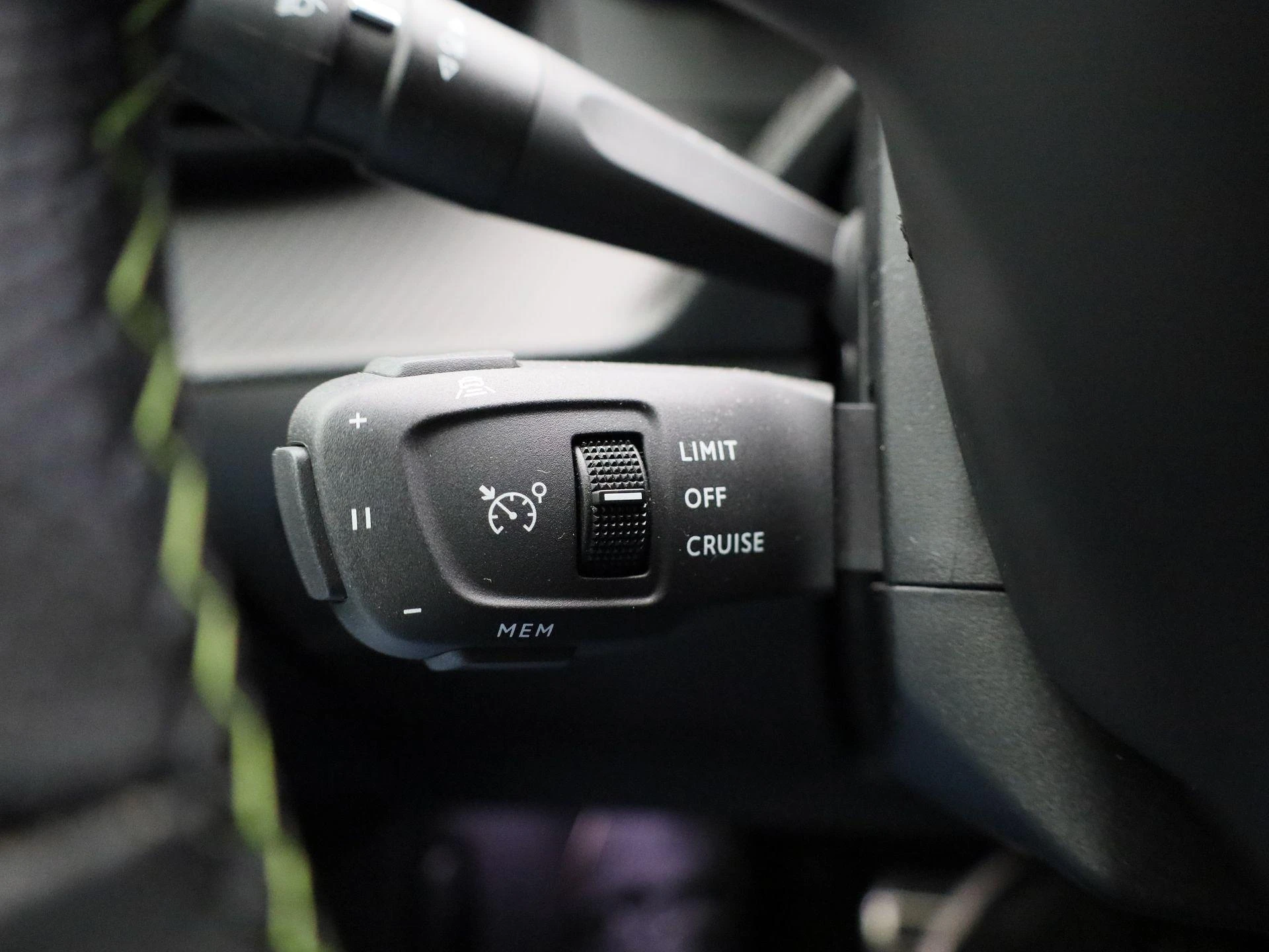 Peugeot-e-208-image-36