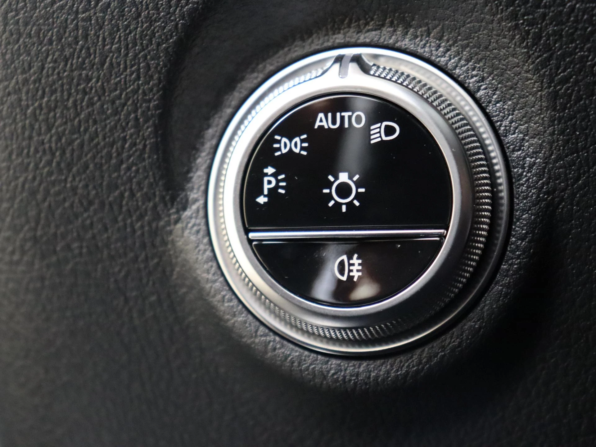 Mercedes-Benz-C-Klasse-image-24