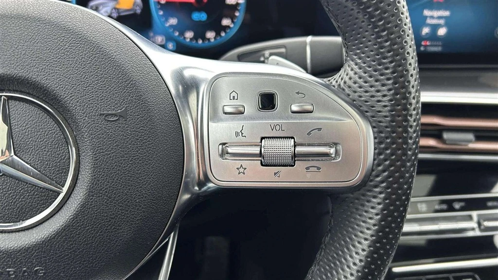Mercedes-Benz-EQC-image-12