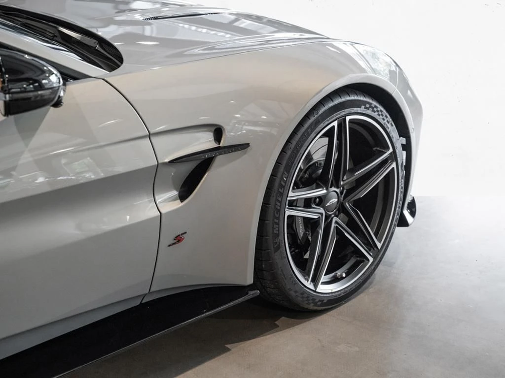 Aston Martin-V8 Vantage-image-9