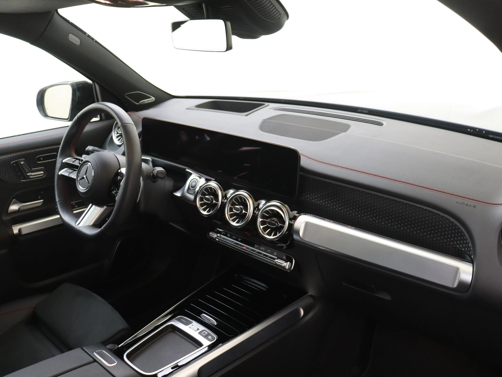 Mercedes-Benz-EQB-image-10