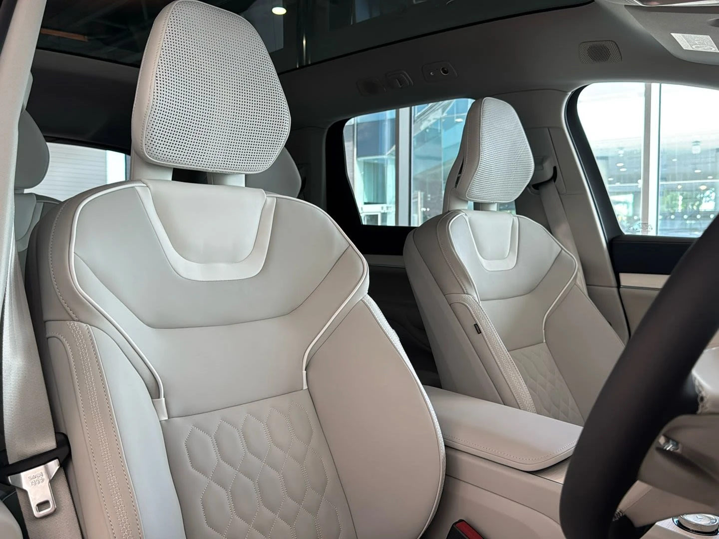 Volvo EX90, image 15