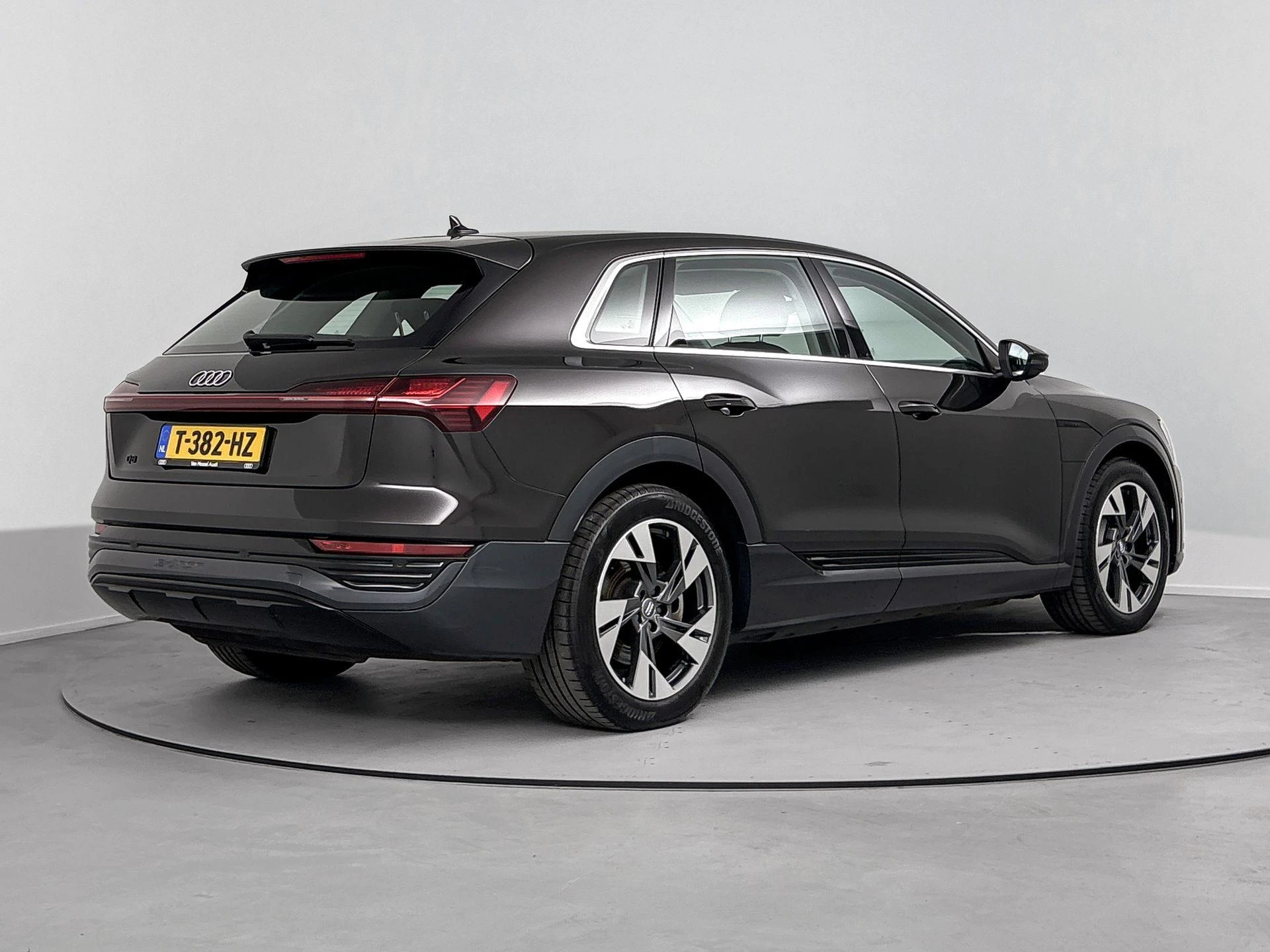 Audi-Q8 e-tron-image-3