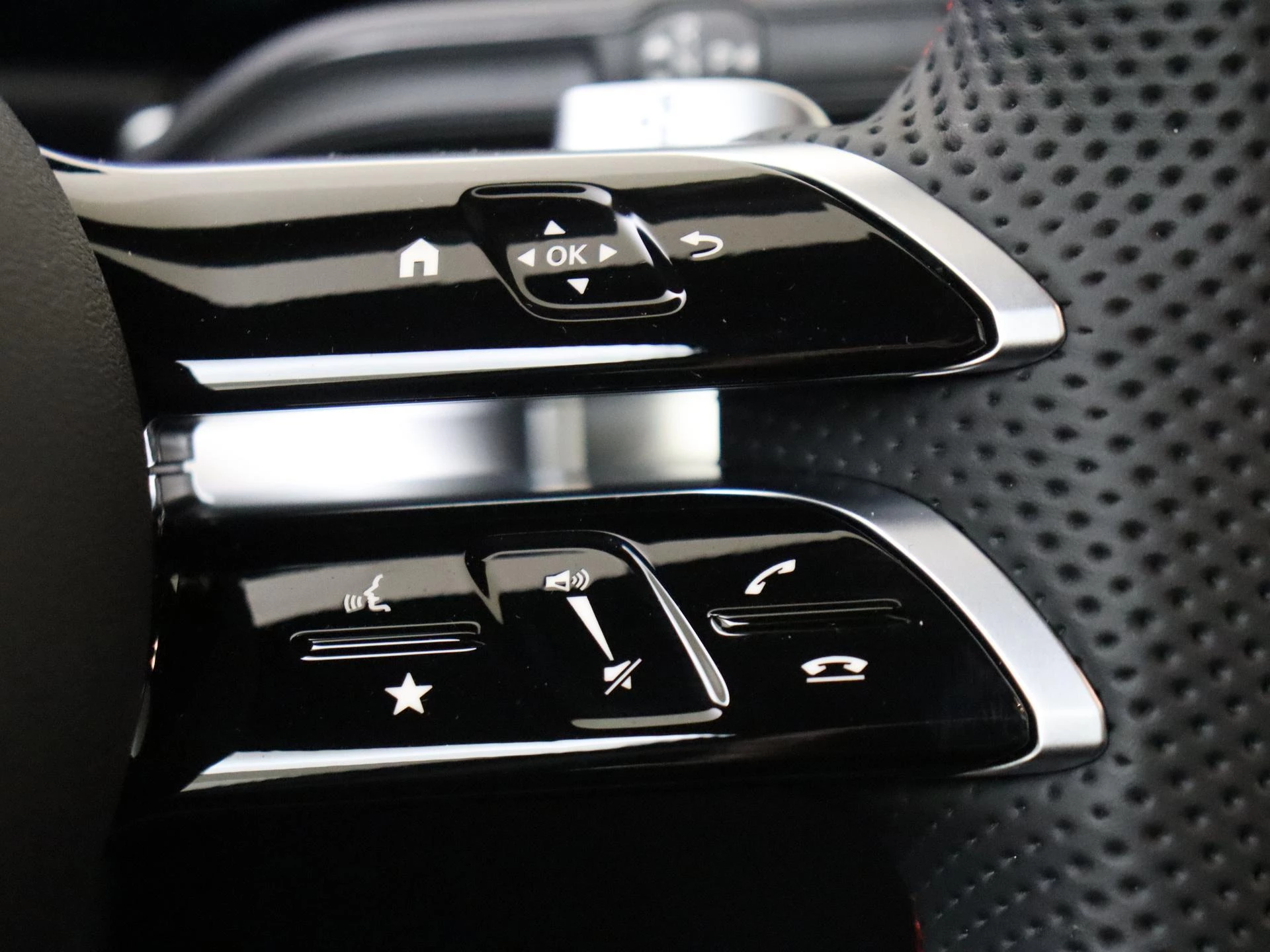 Mercedes-Benz-EQB-image-12