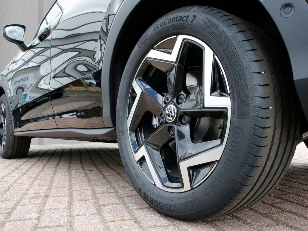 Volkswagen T-Roc 1.5 eTSI DSG R-Line 18"ACC LED AHK DAB VC