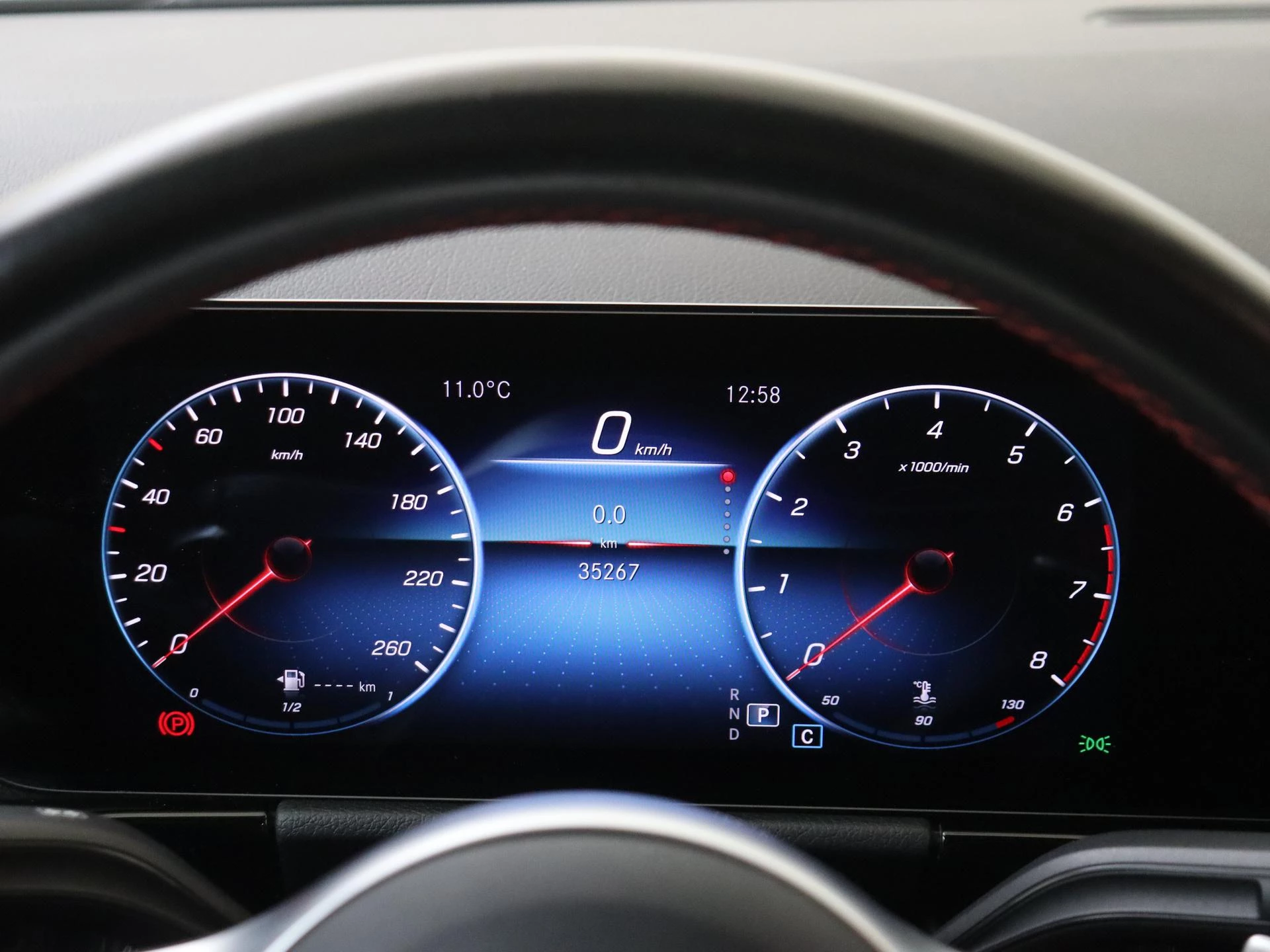 Mercedes-Benz-GLA-image-14