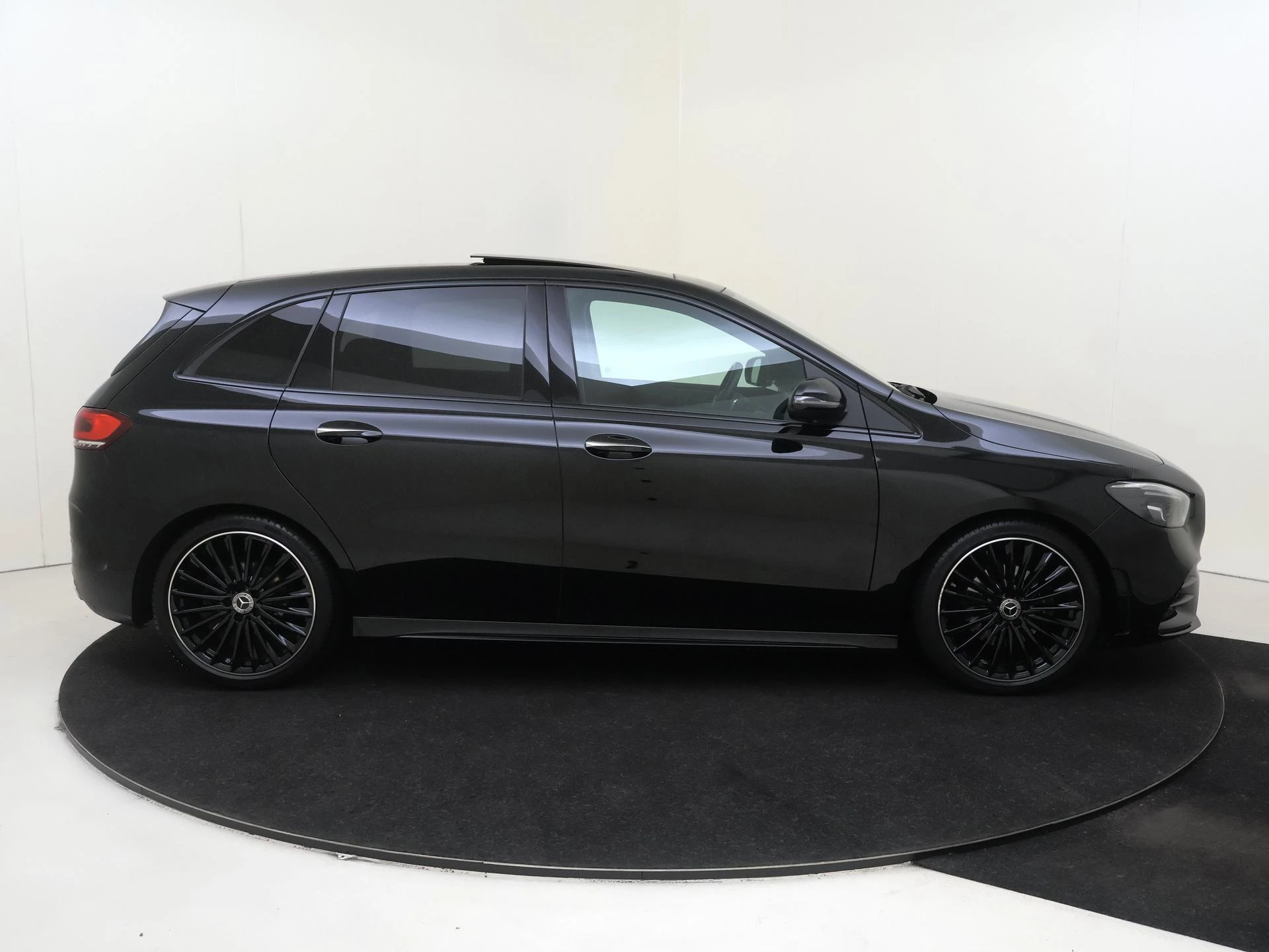 Mercedes-Benz-B-Klasse-image-9