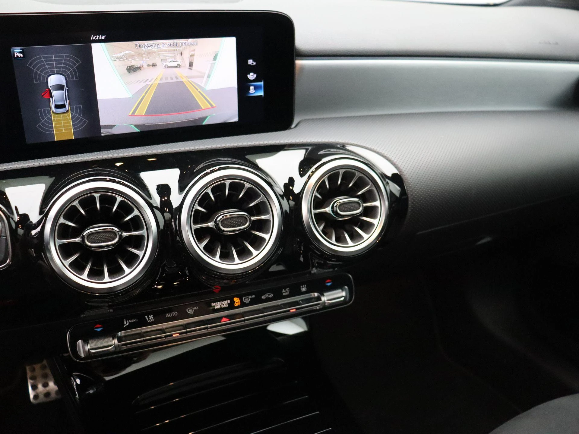Mercedes-Benz A-Klasse 250 e Sedan AMG Line + PANO DAK + MULTIBEAM LED + CARPLAY +