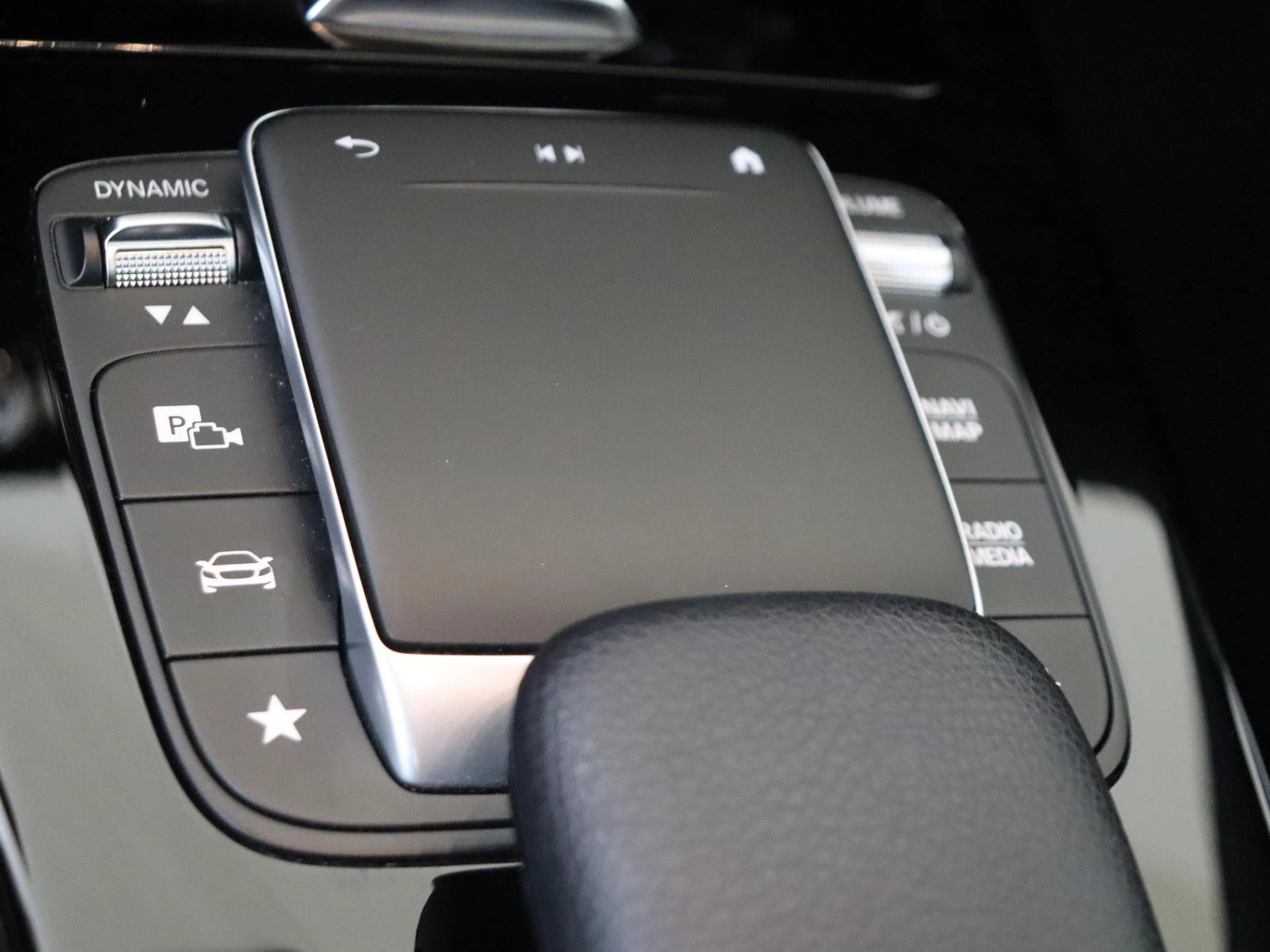 Mercedes-Benz-CLA-image-20