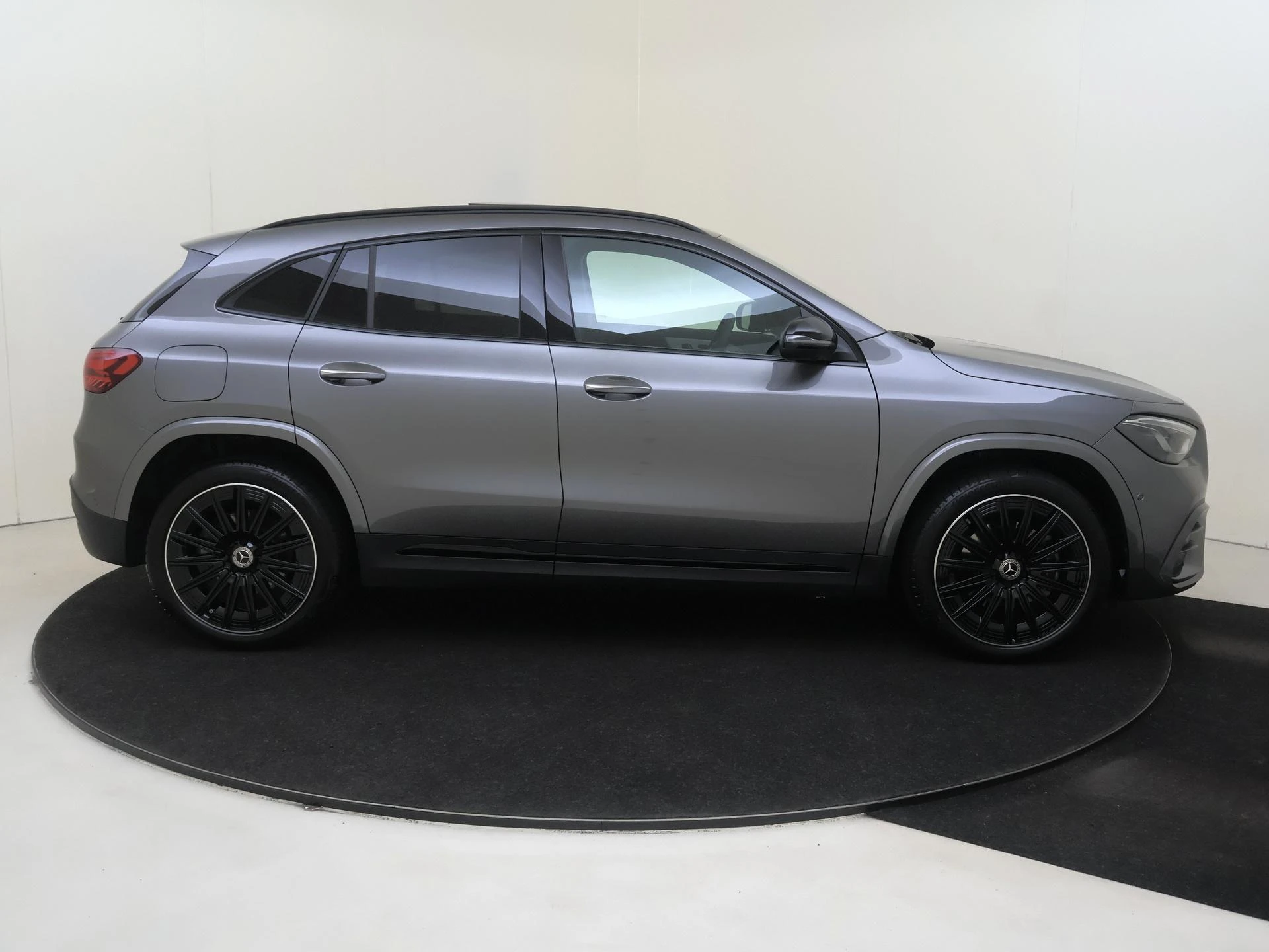 Mercedes-Benz-GLA-image-8
