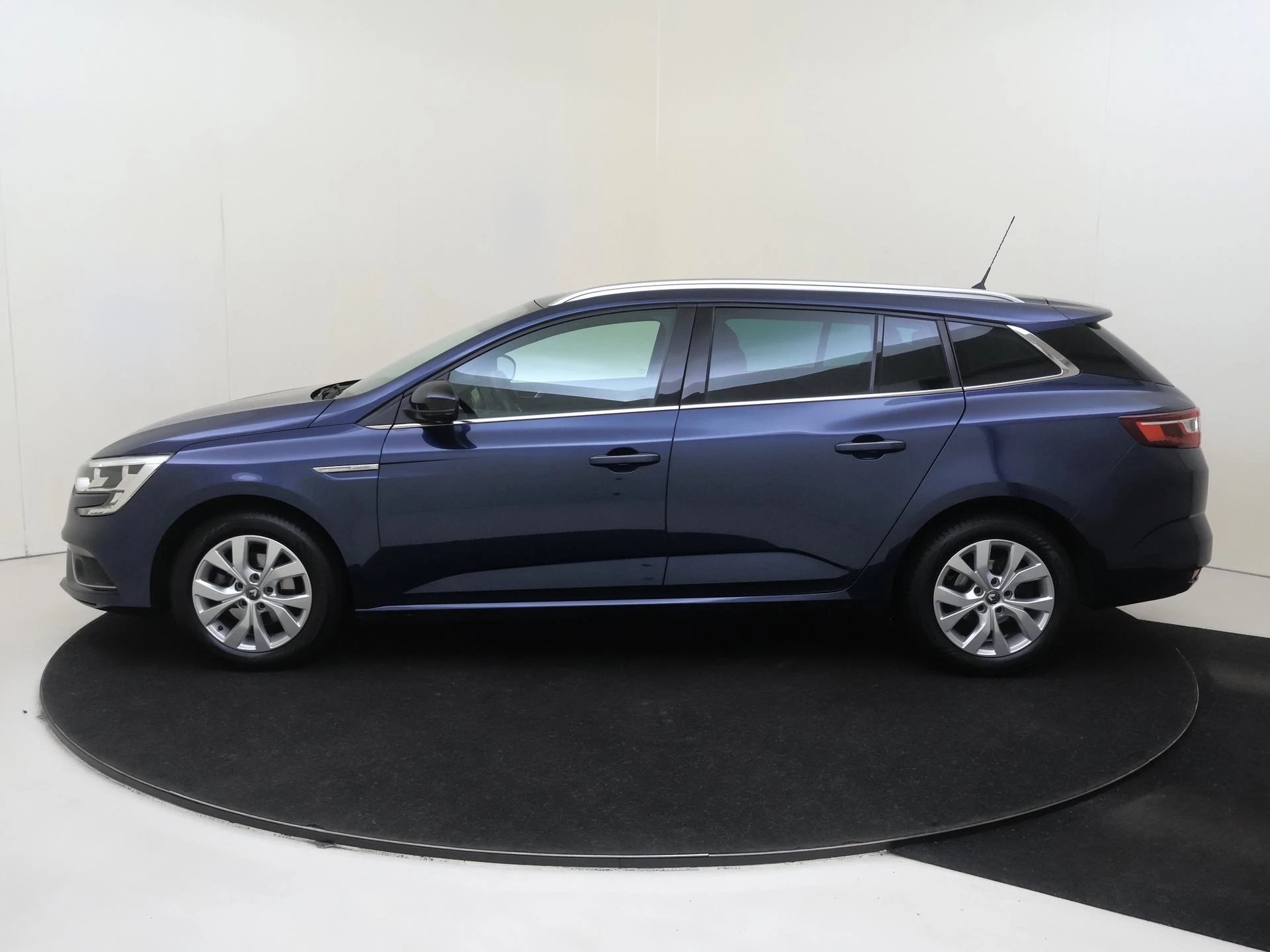 Renault-Mégane Estate-image-7