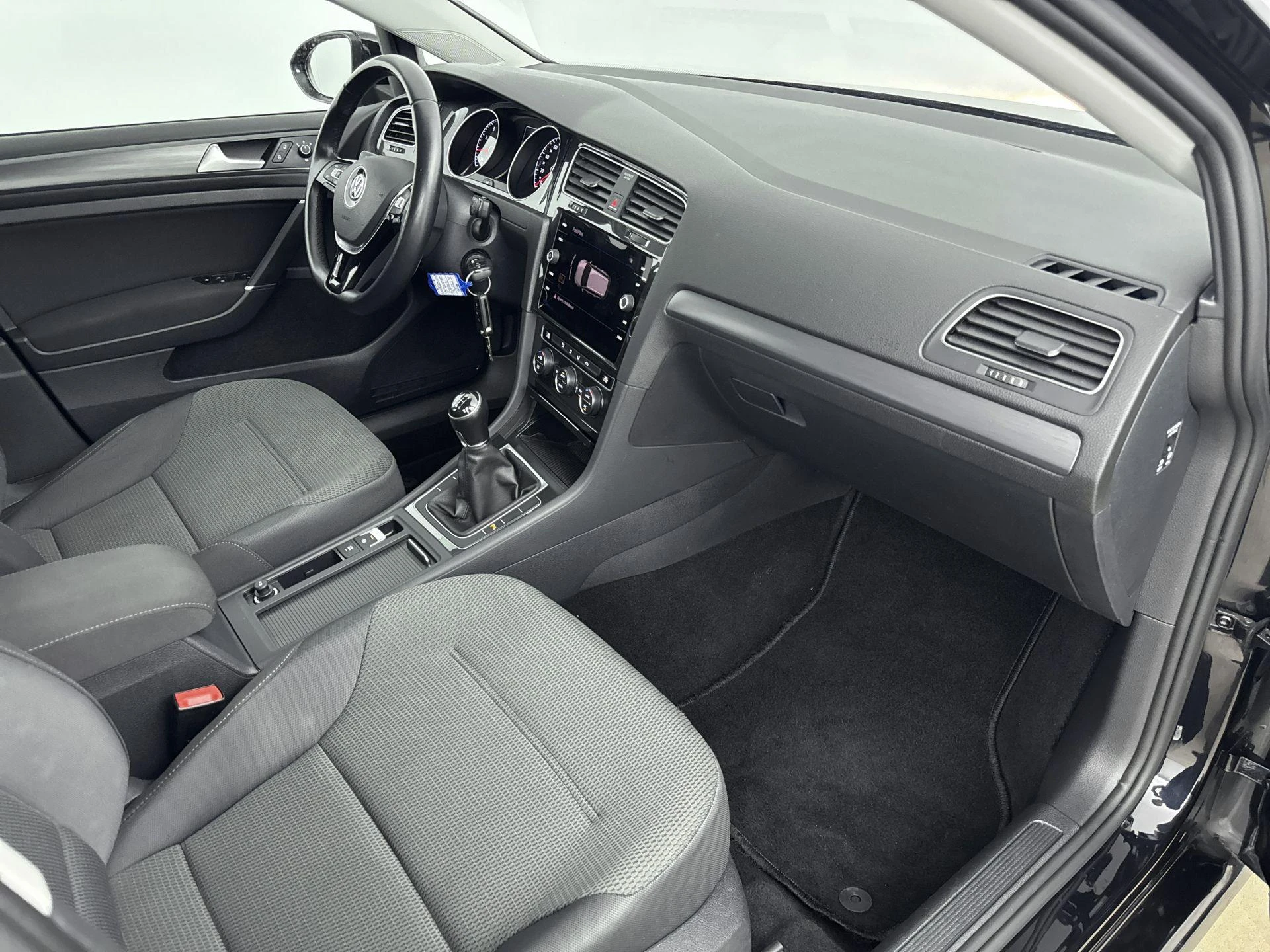 Volkswagen-Golf-image-17
