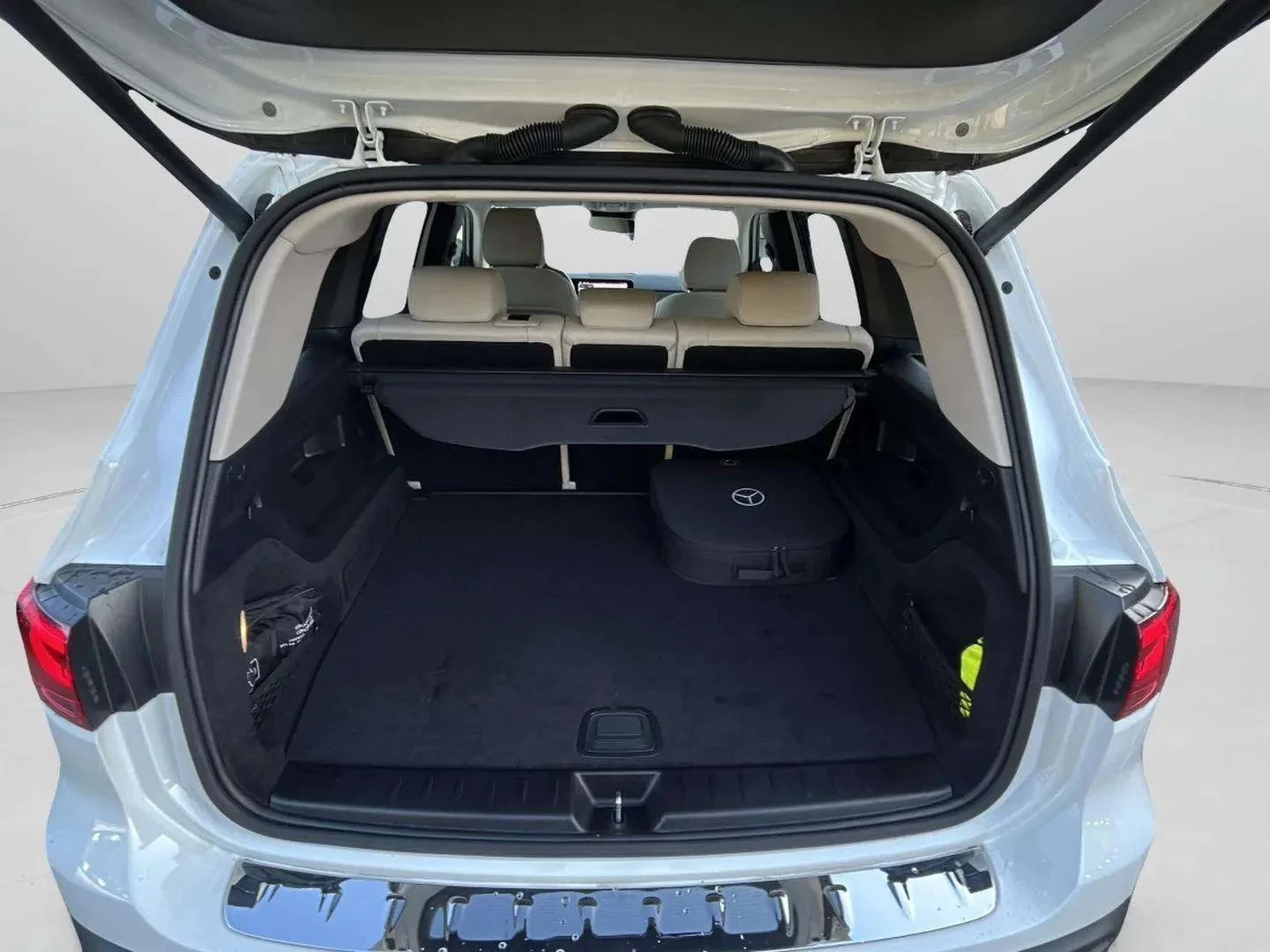 Mercedes-Benz-EQB-image-22