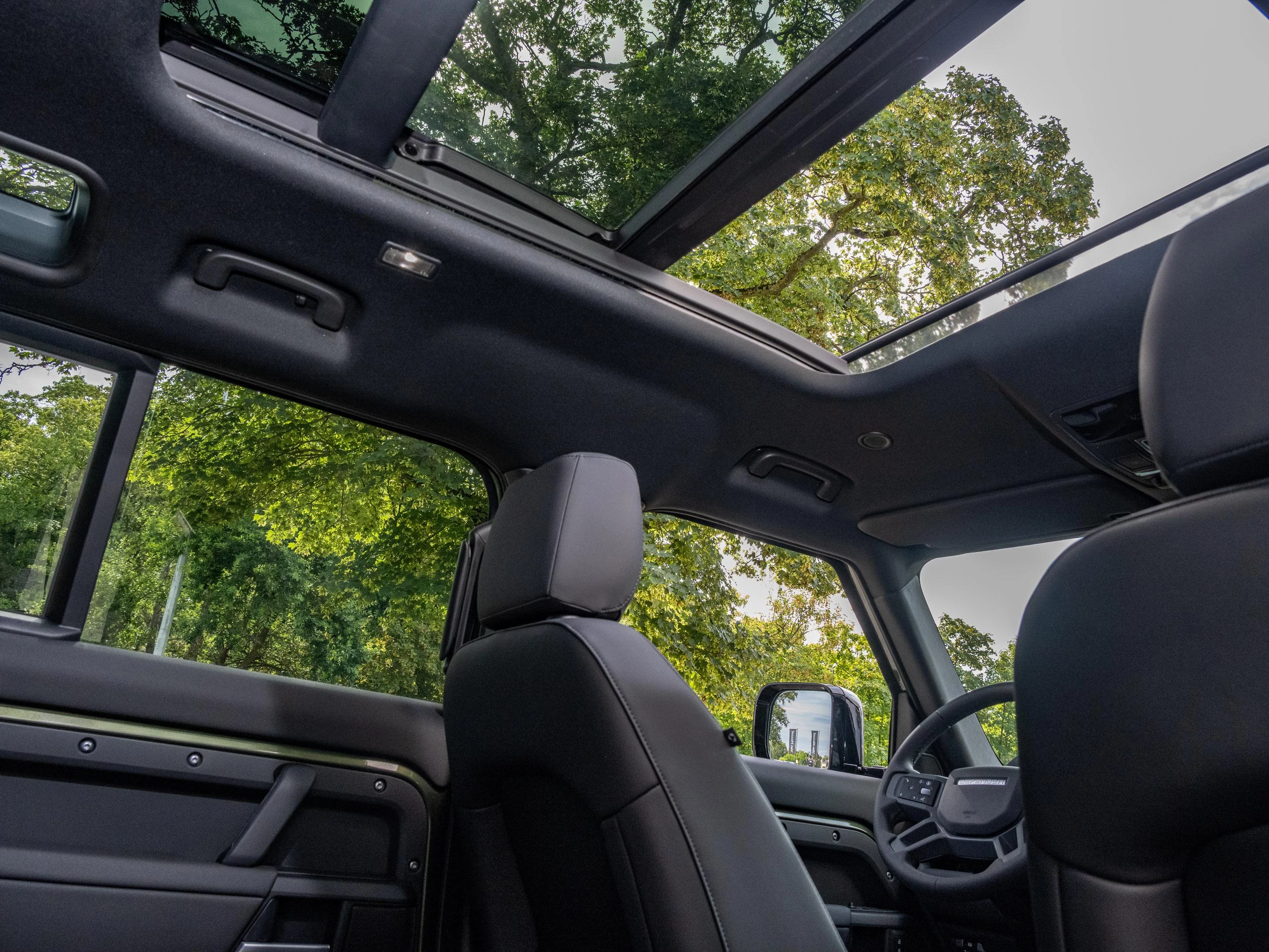 Land Rover Defender D250 X-Dynamic SE