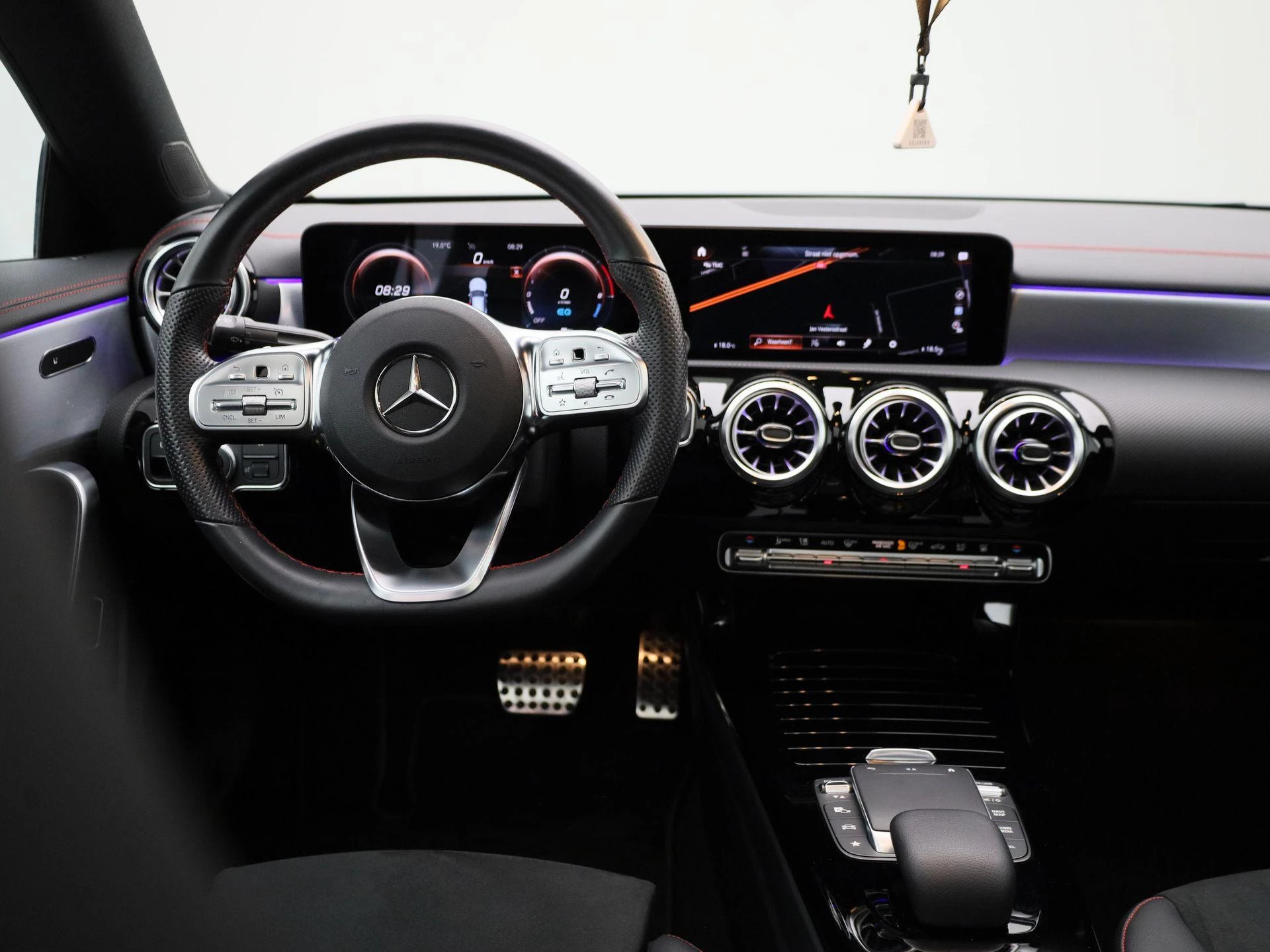 Mercedes-Benz-CLA-image-6