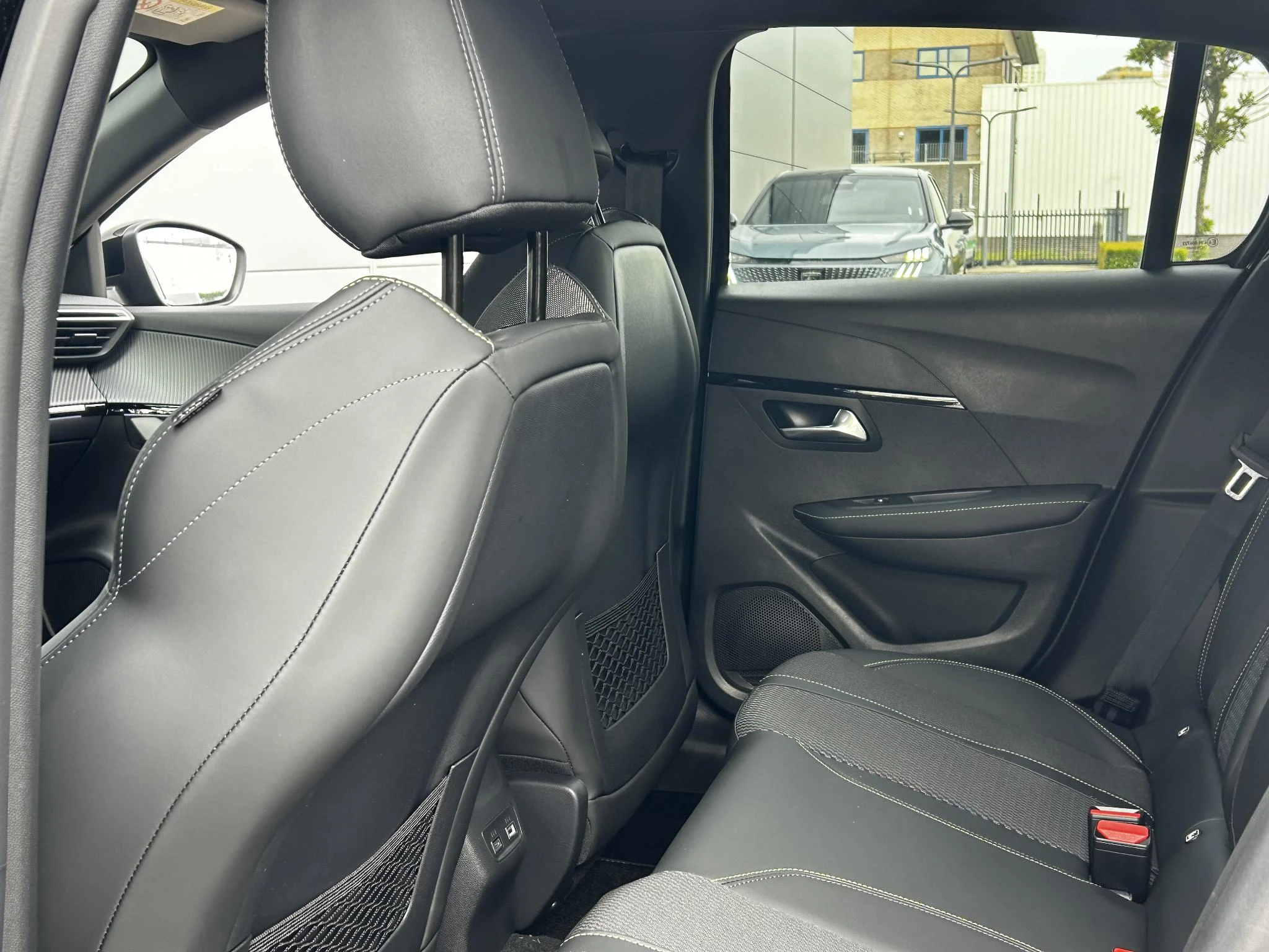 Peugeot-208-image-25