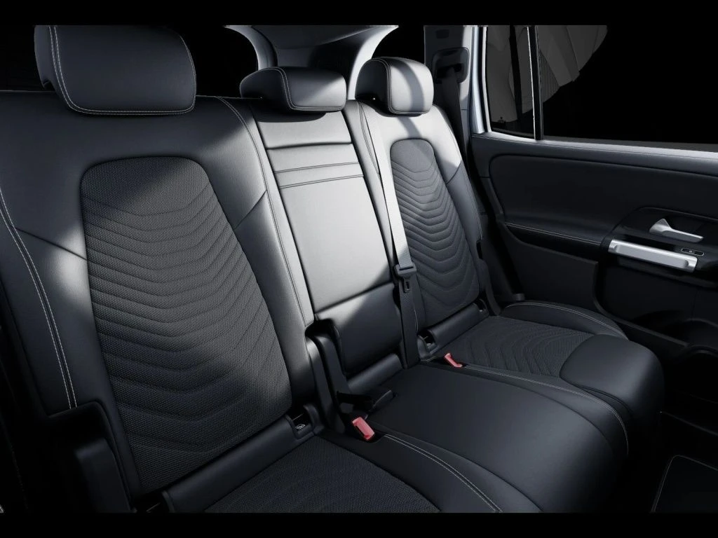 Mercedes-Benz-GLB 200 d-image-11