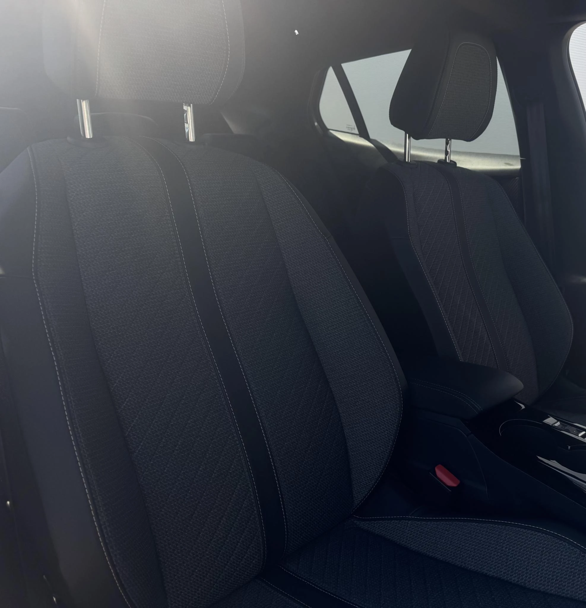 Peugeot e-2008 EV Allure 54 kWh