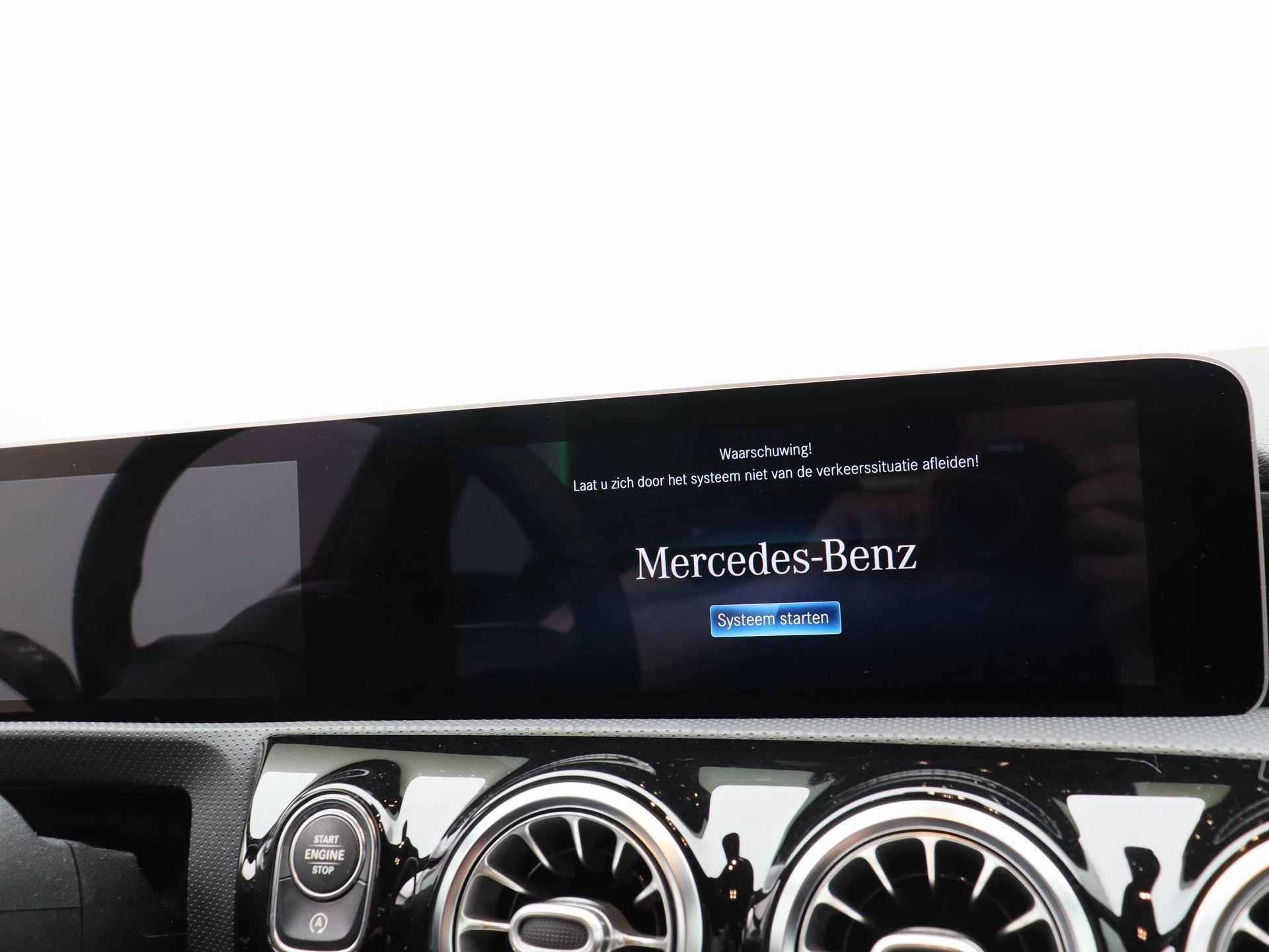 Mercedes-Benz A-Klasse 160 AMG LINE + PANORAMISCH DAK + CARPLAY + CAMERA + NIGHTPAKKET