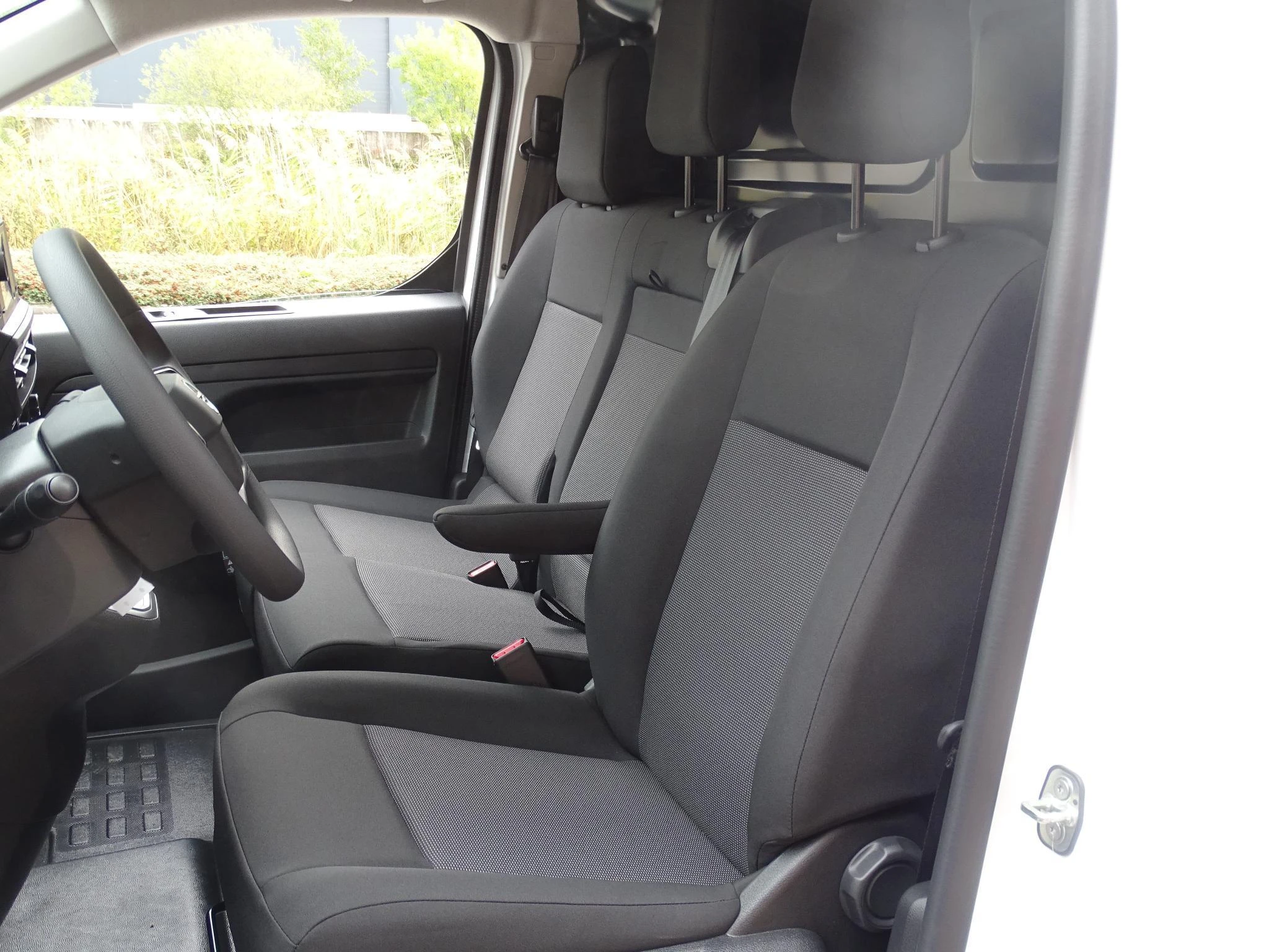 Opel-Vivaro-image-9