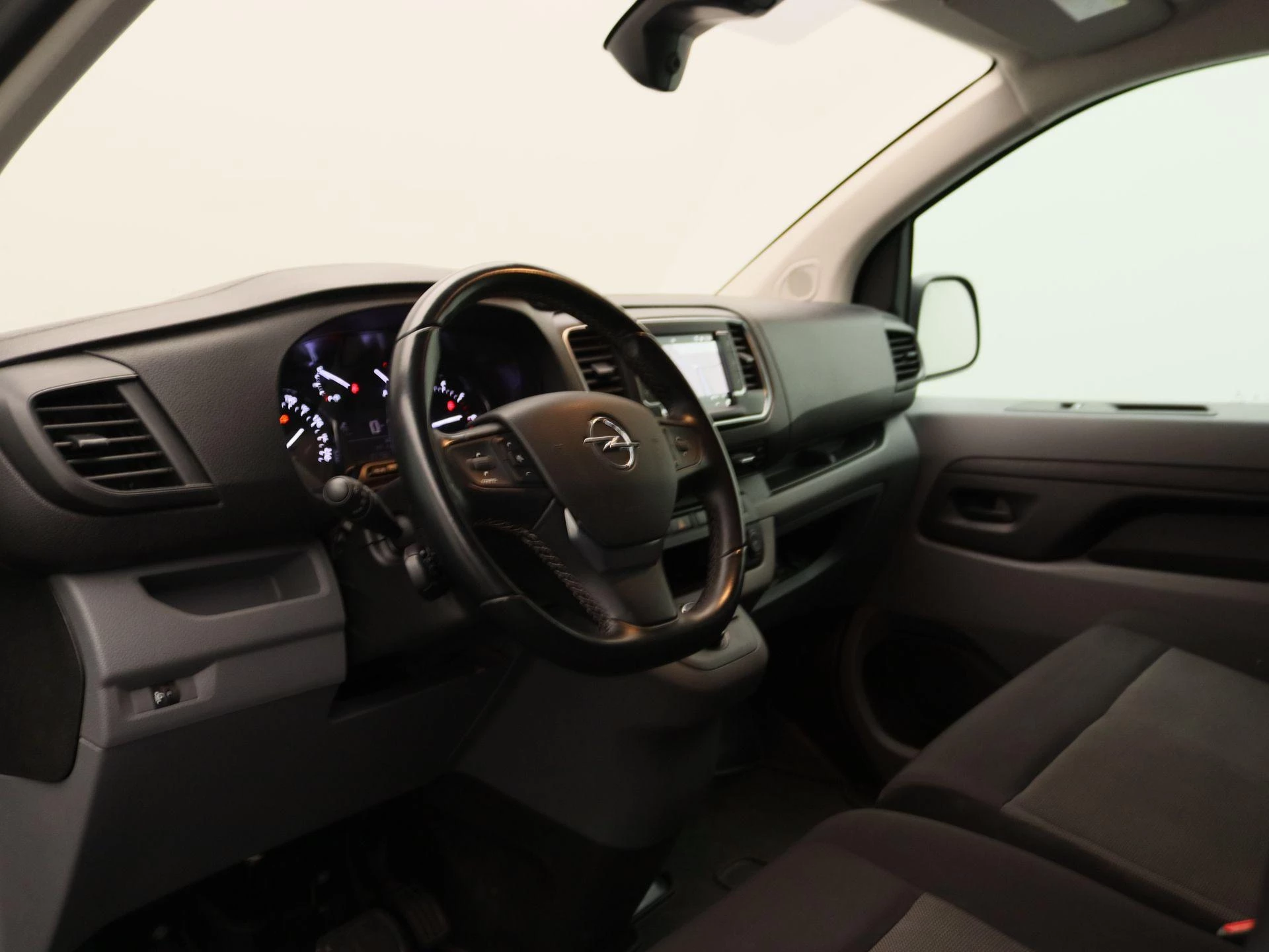 Opel-Vivaro-image-18
