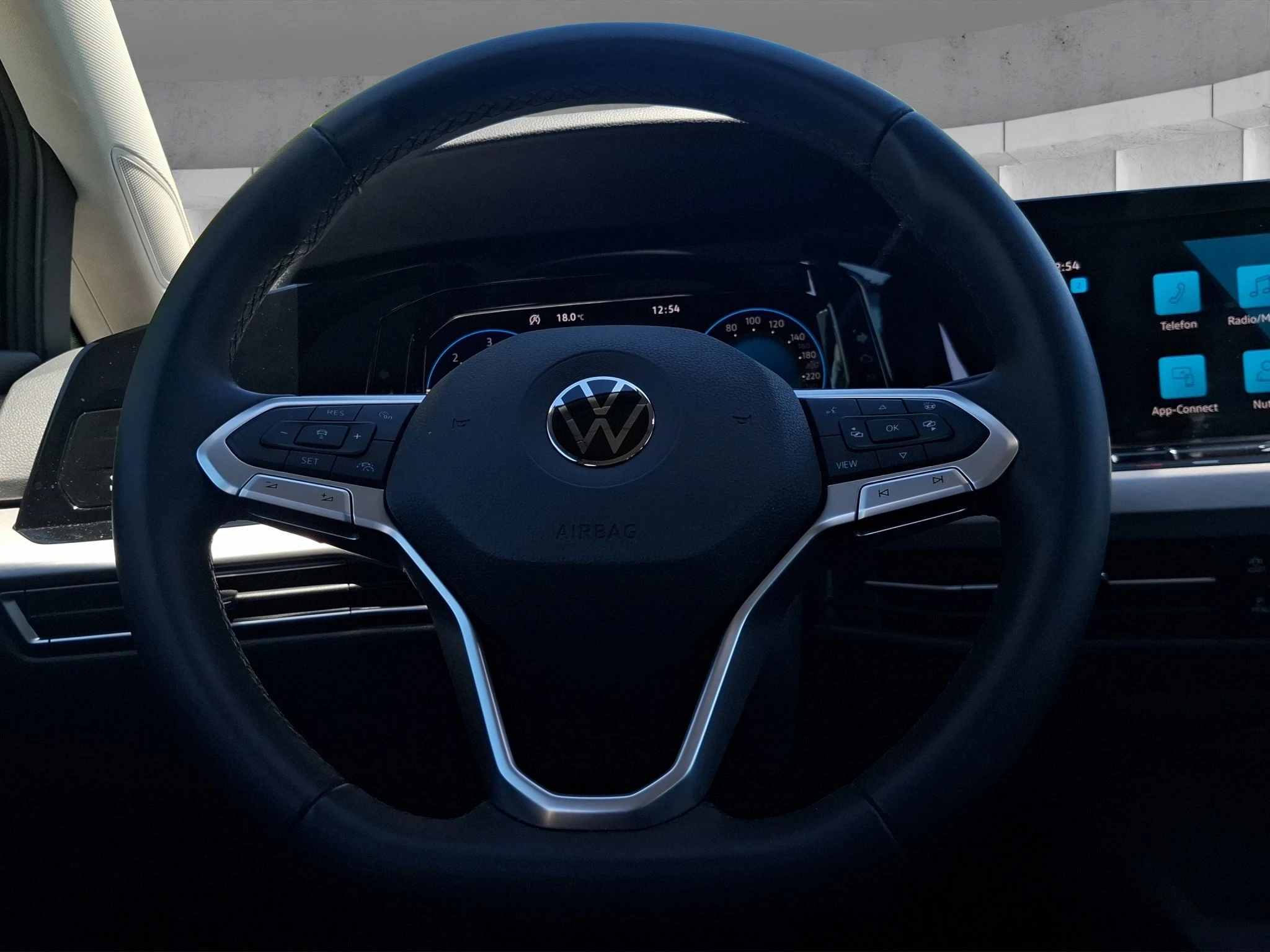Volkswagen-Golf-image-12