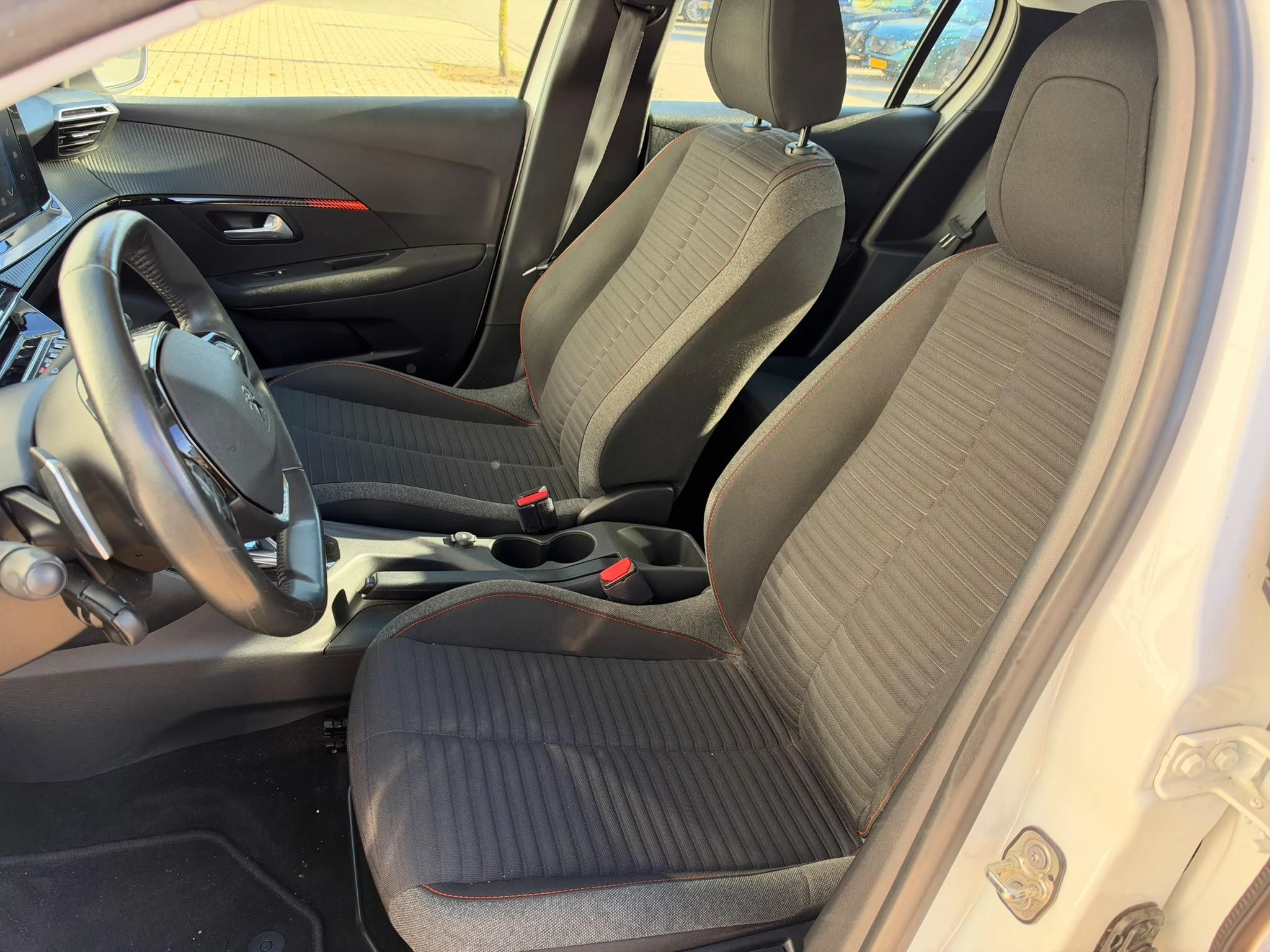 Peugeot-208-image-20