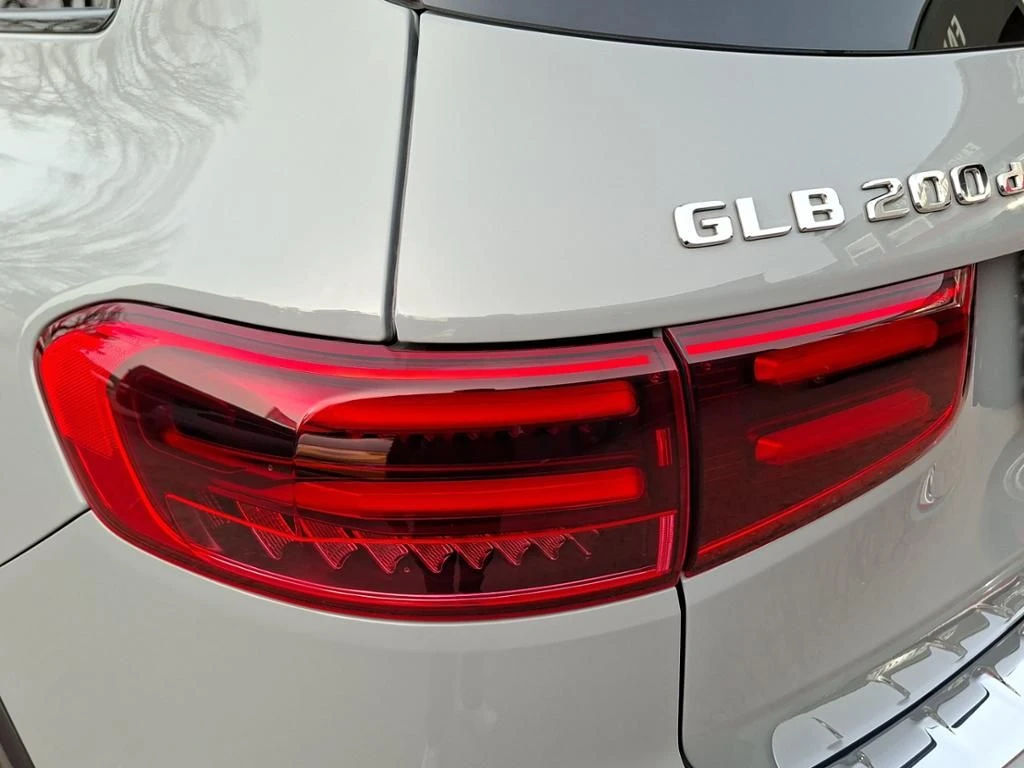 Mercedes-Benz-GLB 200 d-image-14