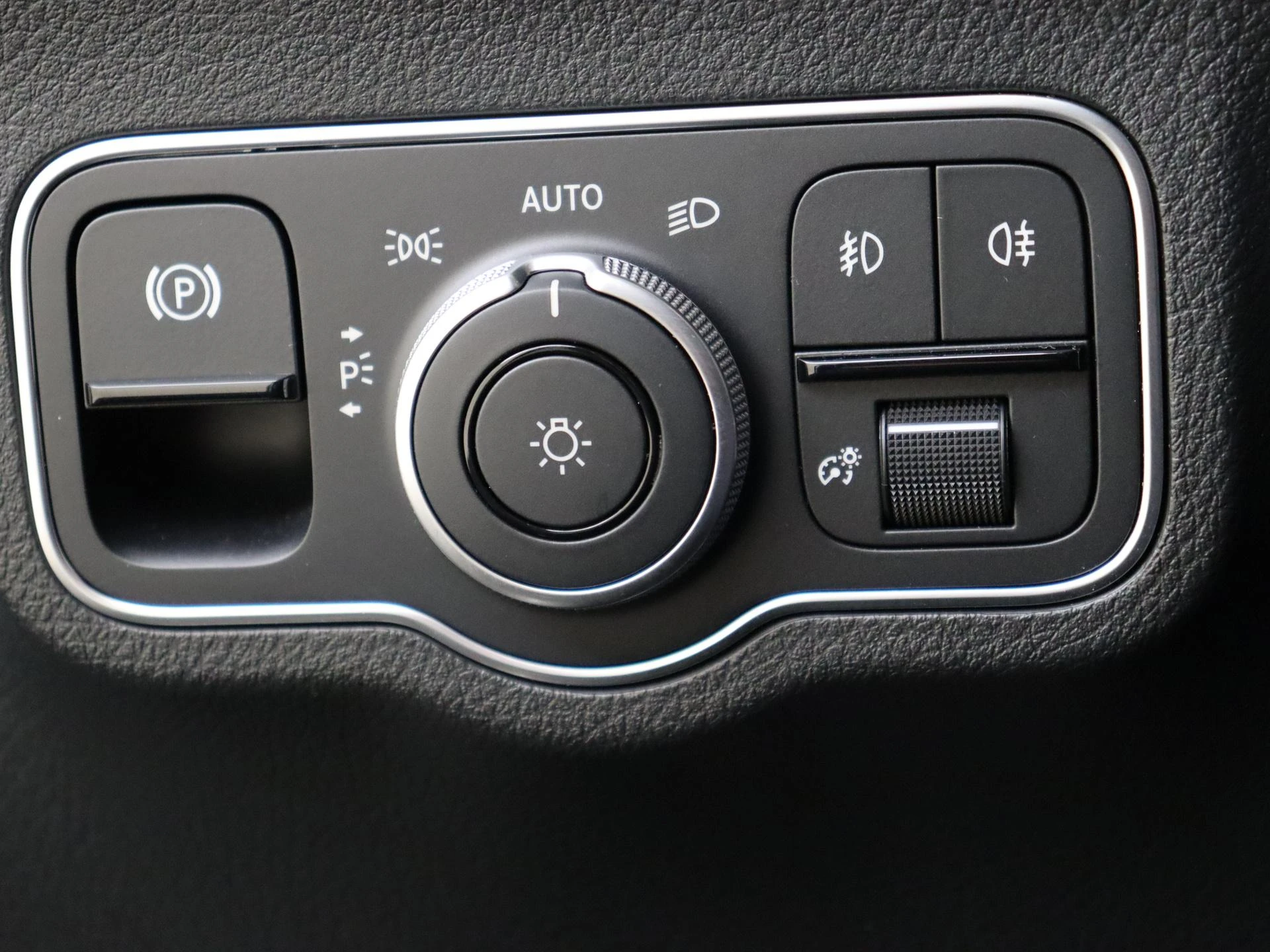 Mercedes-Benz-GLA-image-23