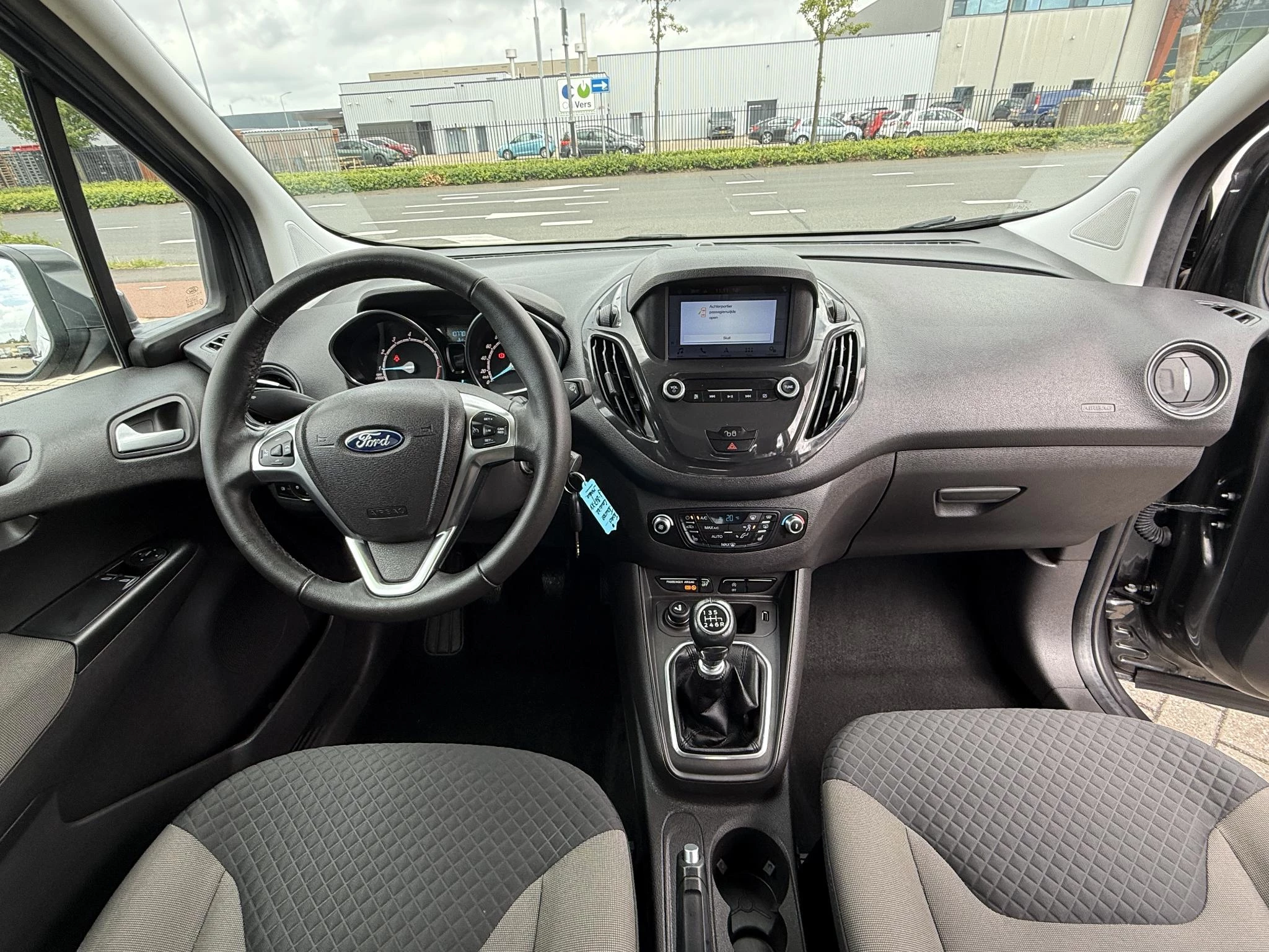 Ford Tourneo Courier 1.0 100pk Titanium