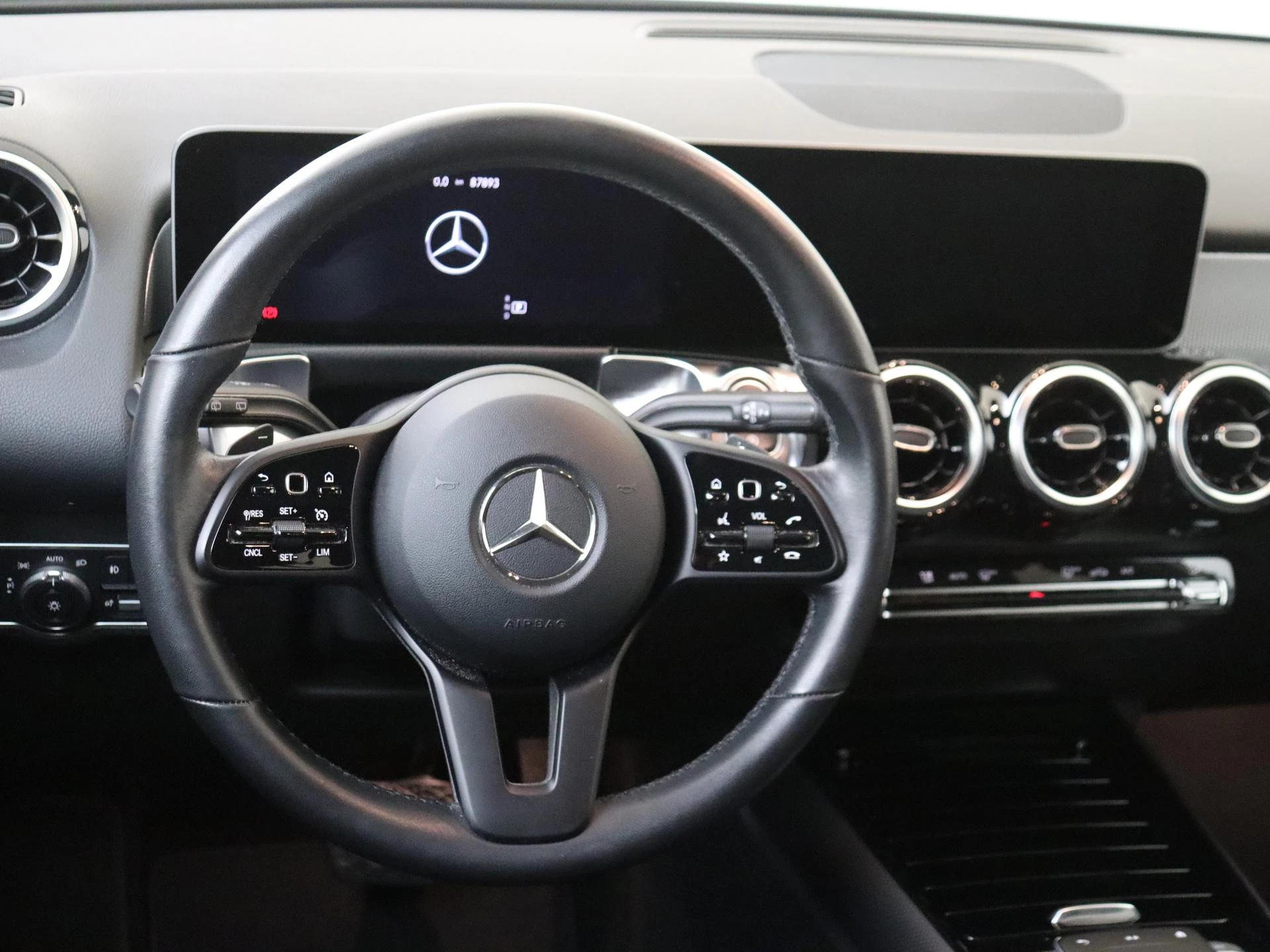 Mercedes-Benz-GLB-image-9