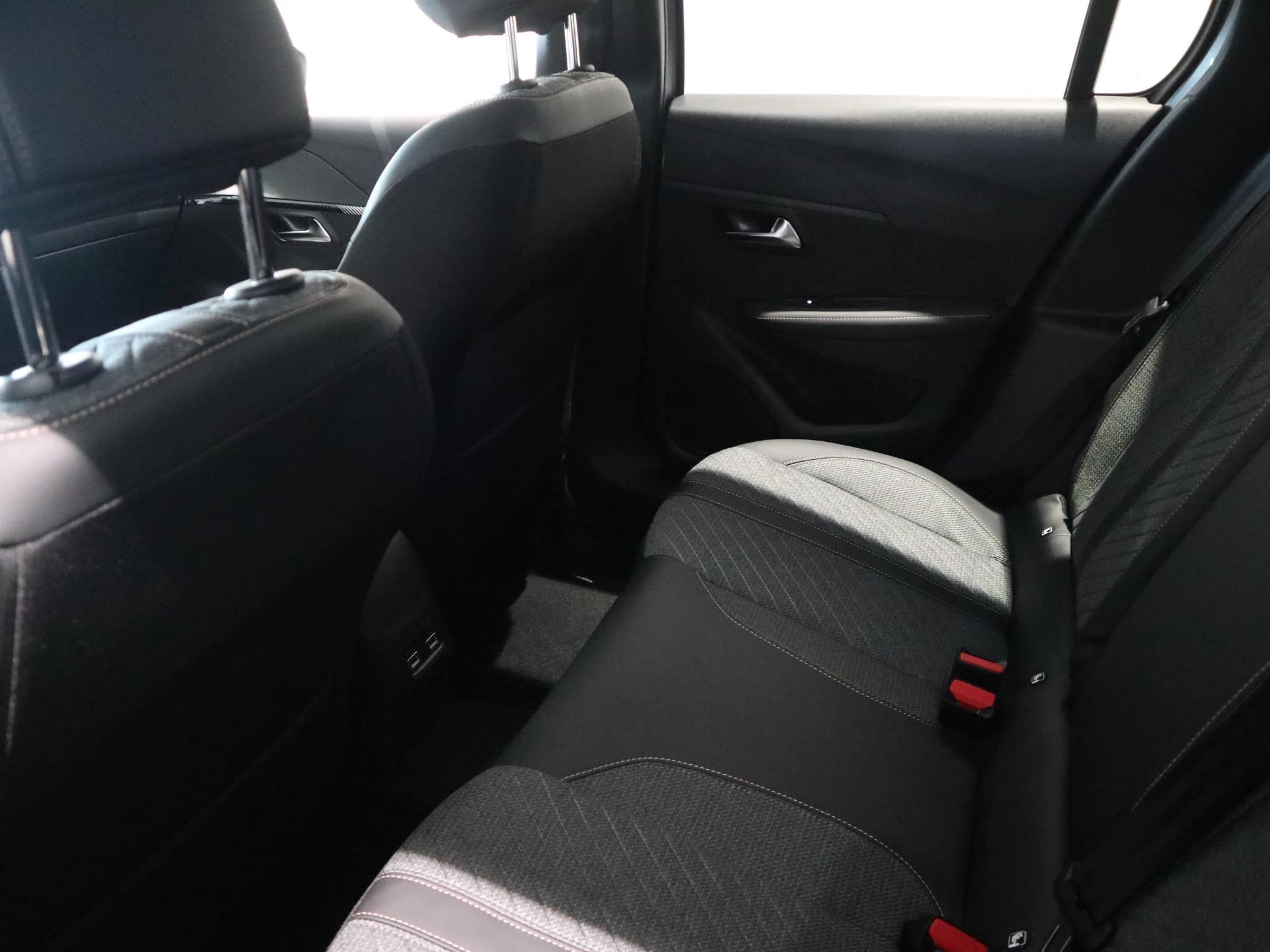 Peugeot-e-208-image-10