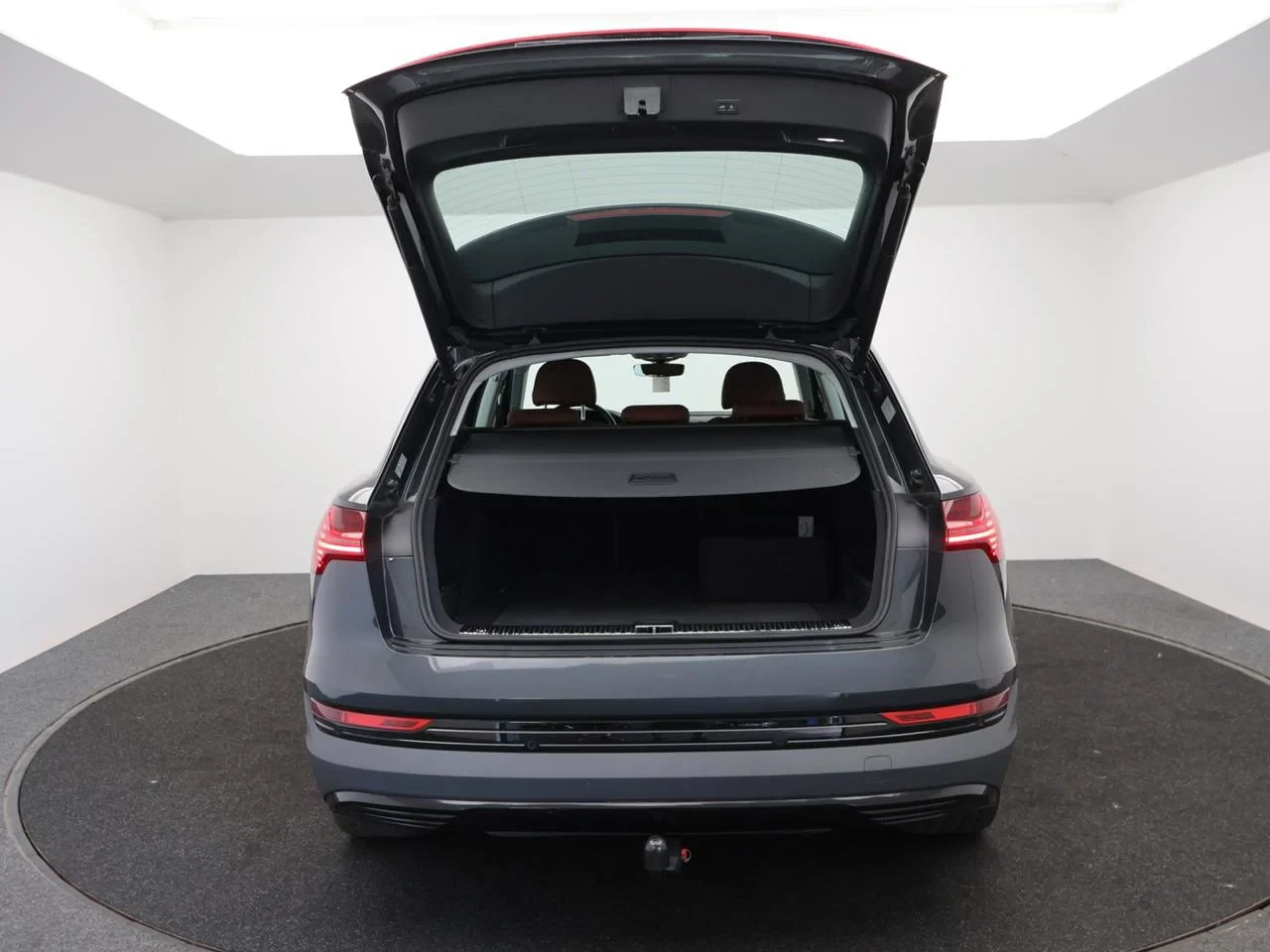 Audi e-tron Audi e-tron 95kWh 55 QUATTRO 408PK *AUTOMAAT*PANODAK*TREKHAAK*BRUIN LEDER*ACC*CAMERA*PDC*NAVI*APP-CONNECT*...*