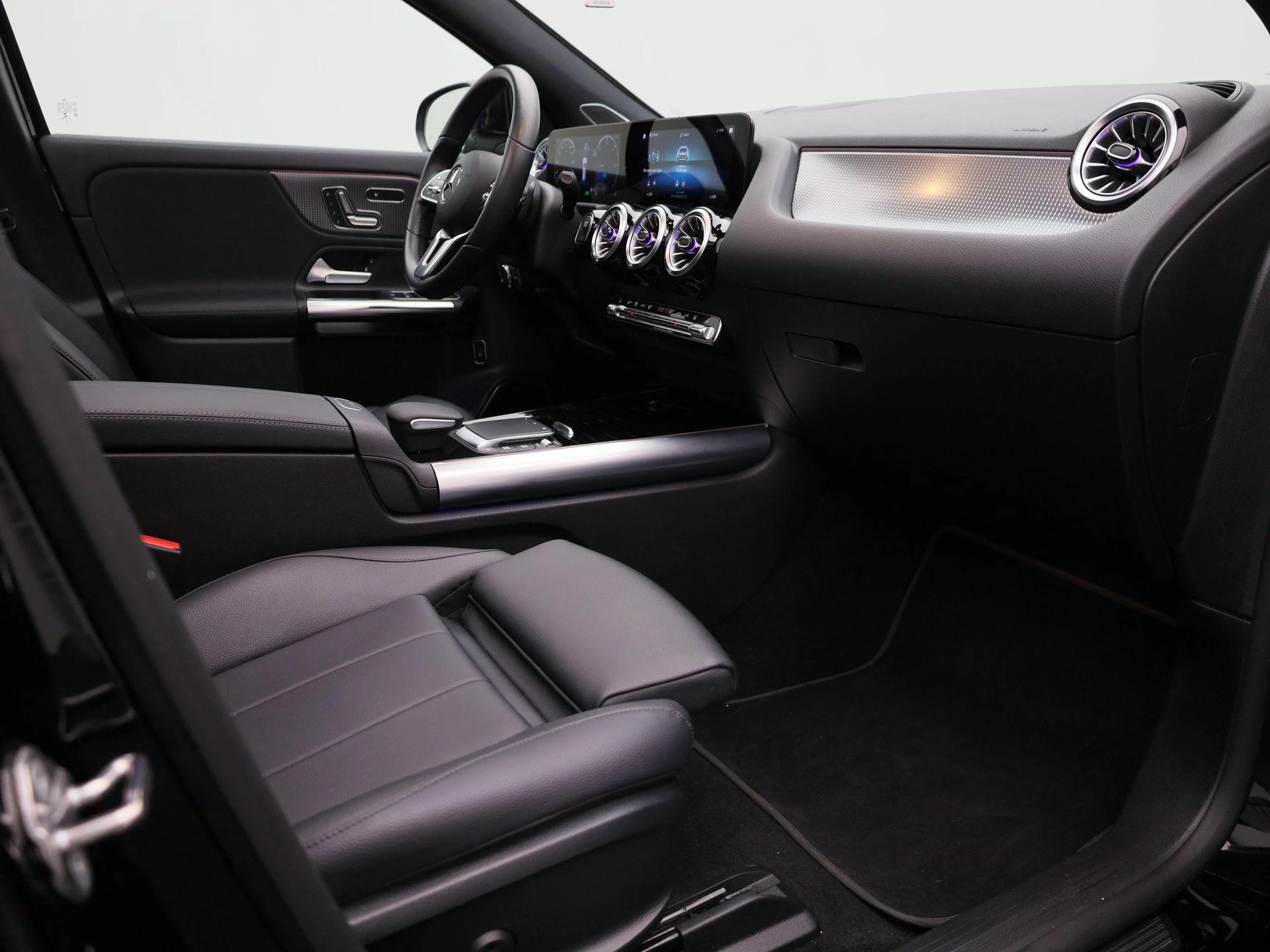 Mercedes-Benz-EQA-image-40