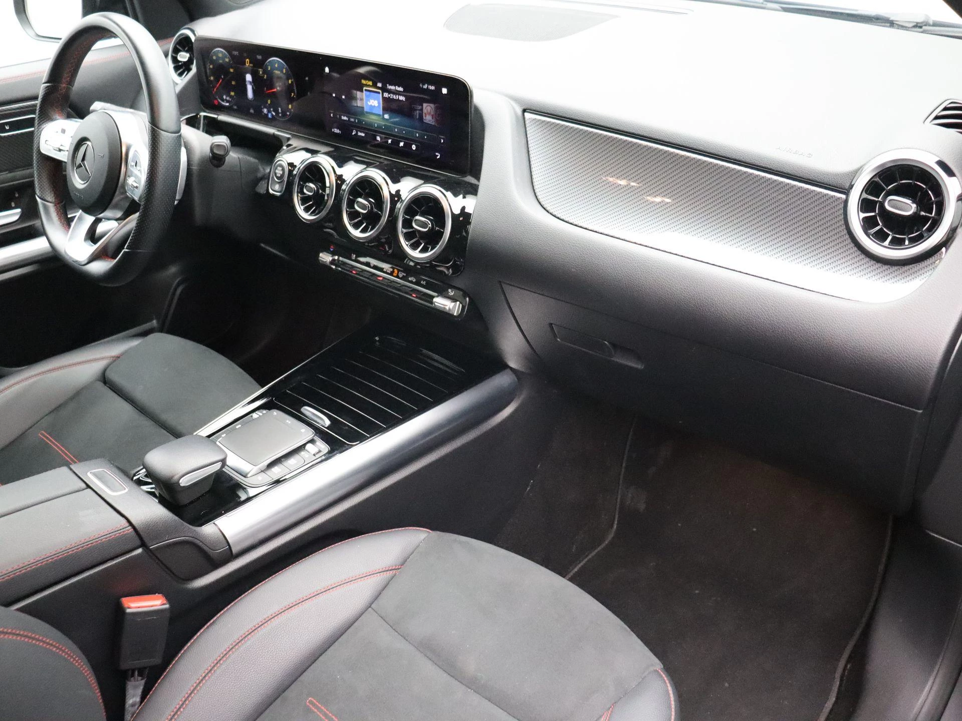 Mercedes-Benz GLA 180 AMG LINE + MULTIBEAM LED + CARPLAY + DISTRONIC PLUS +