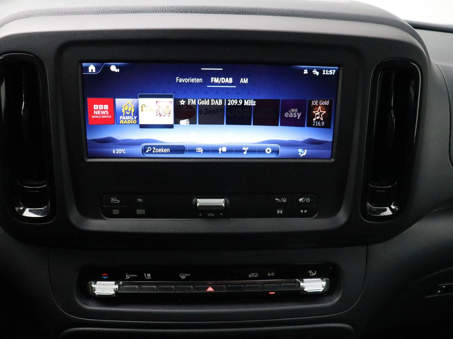 Mercedes-Benz-Vito-image-13