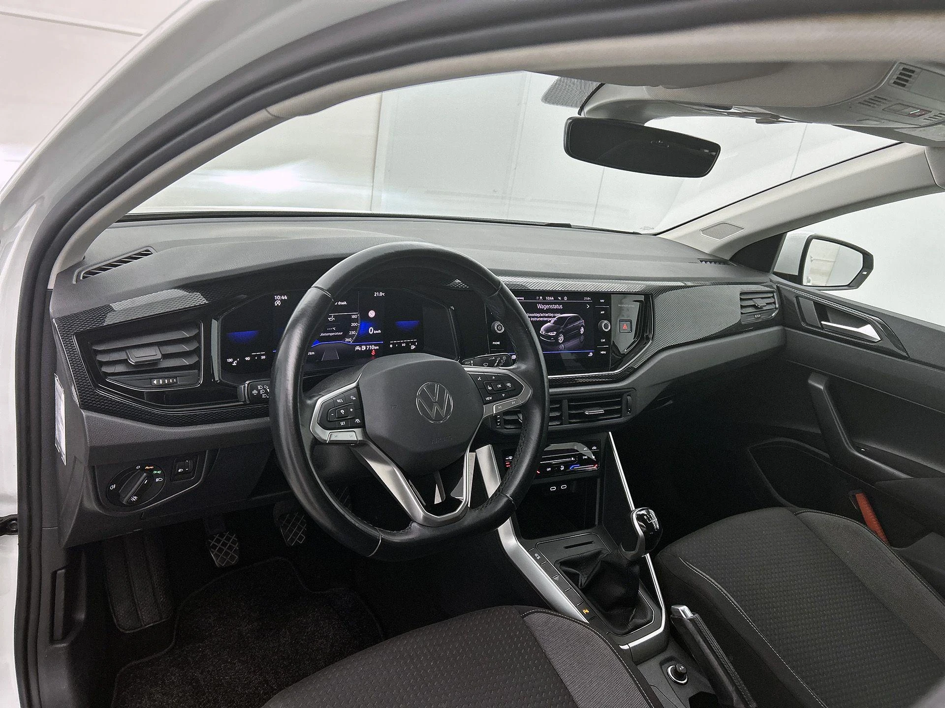 Volkswagen-Polo-image-18